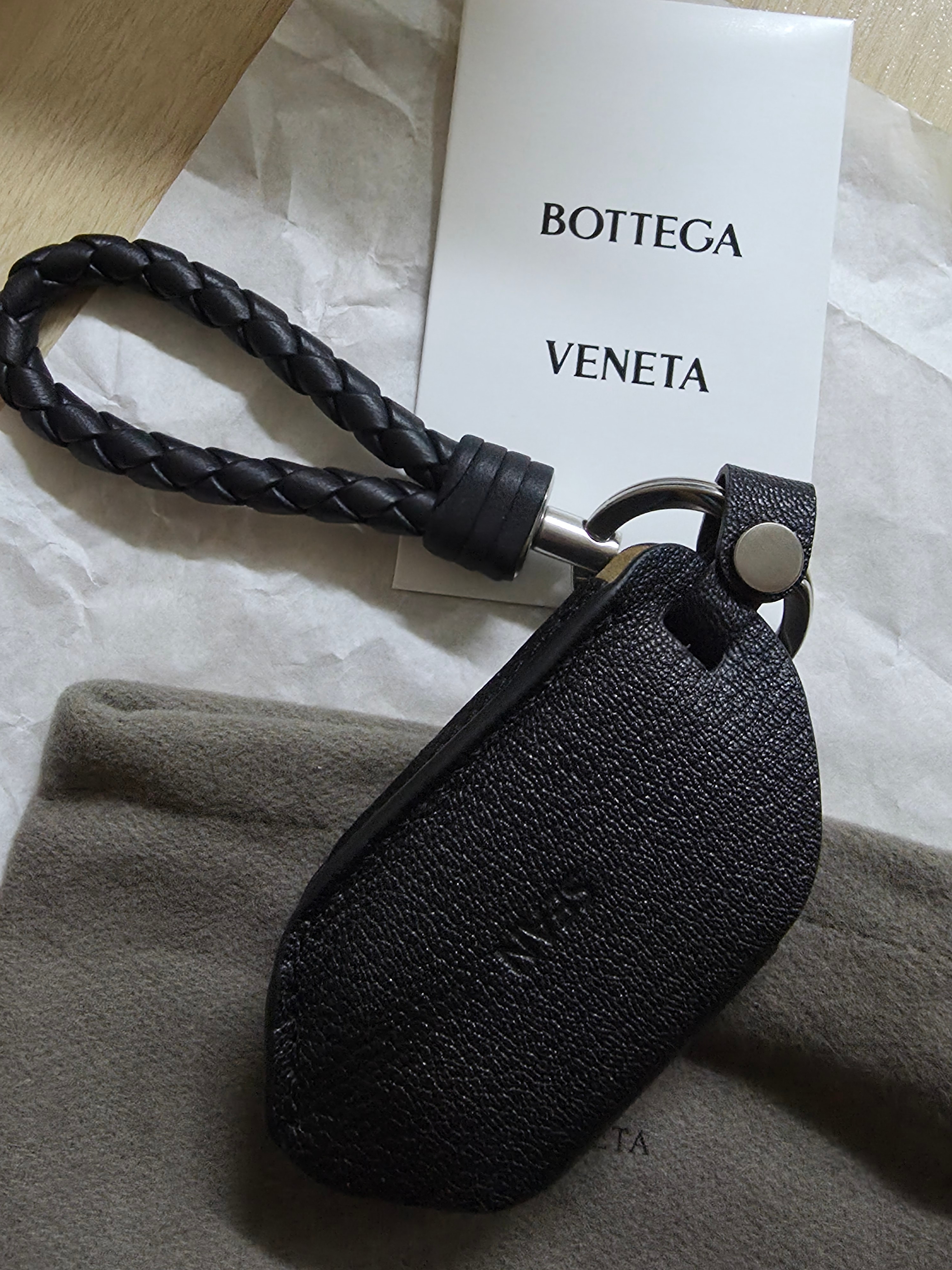 Bottega Veneta Leather Keyring Black 착용 스타일