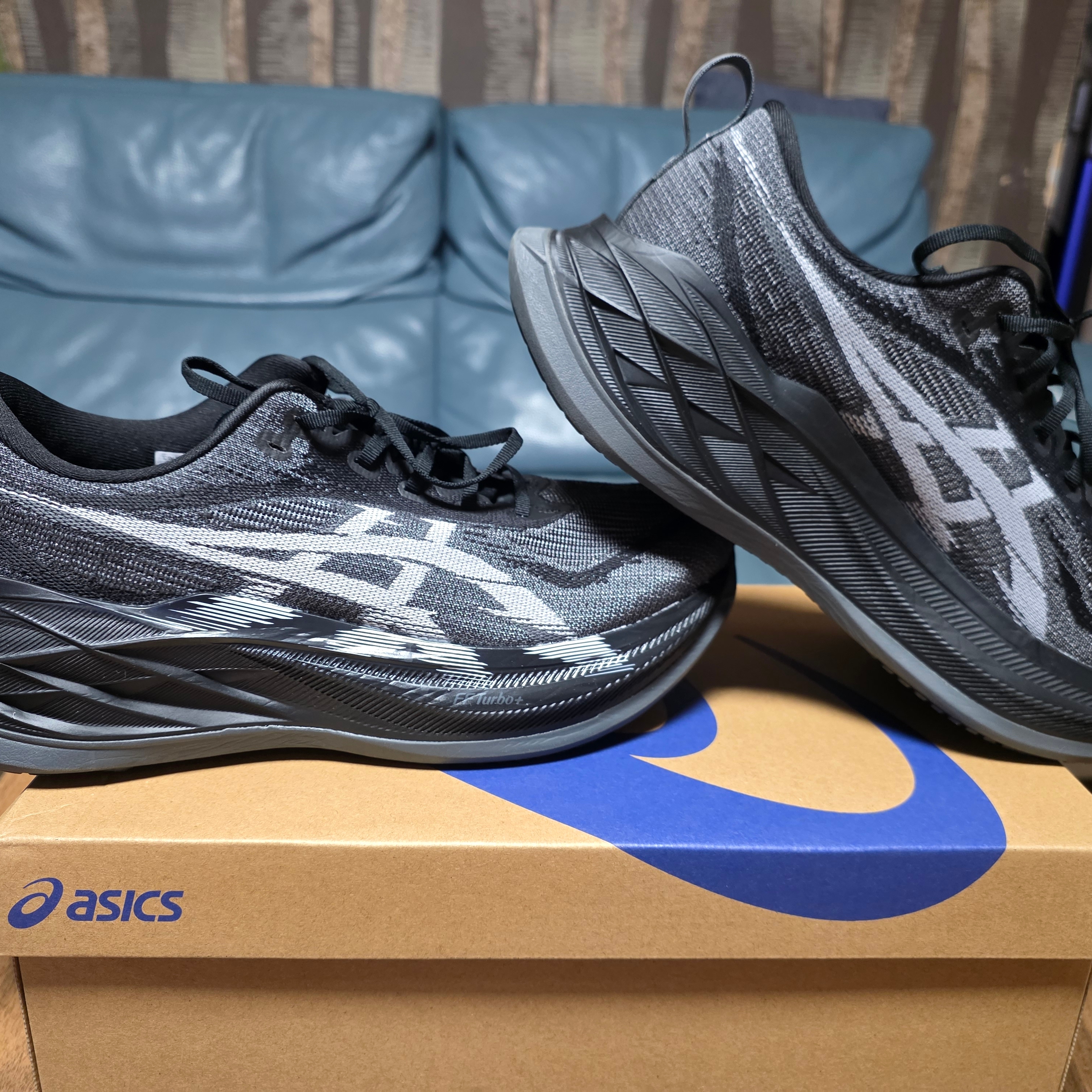 Asics Superblast 2 Black White 착용 스타일