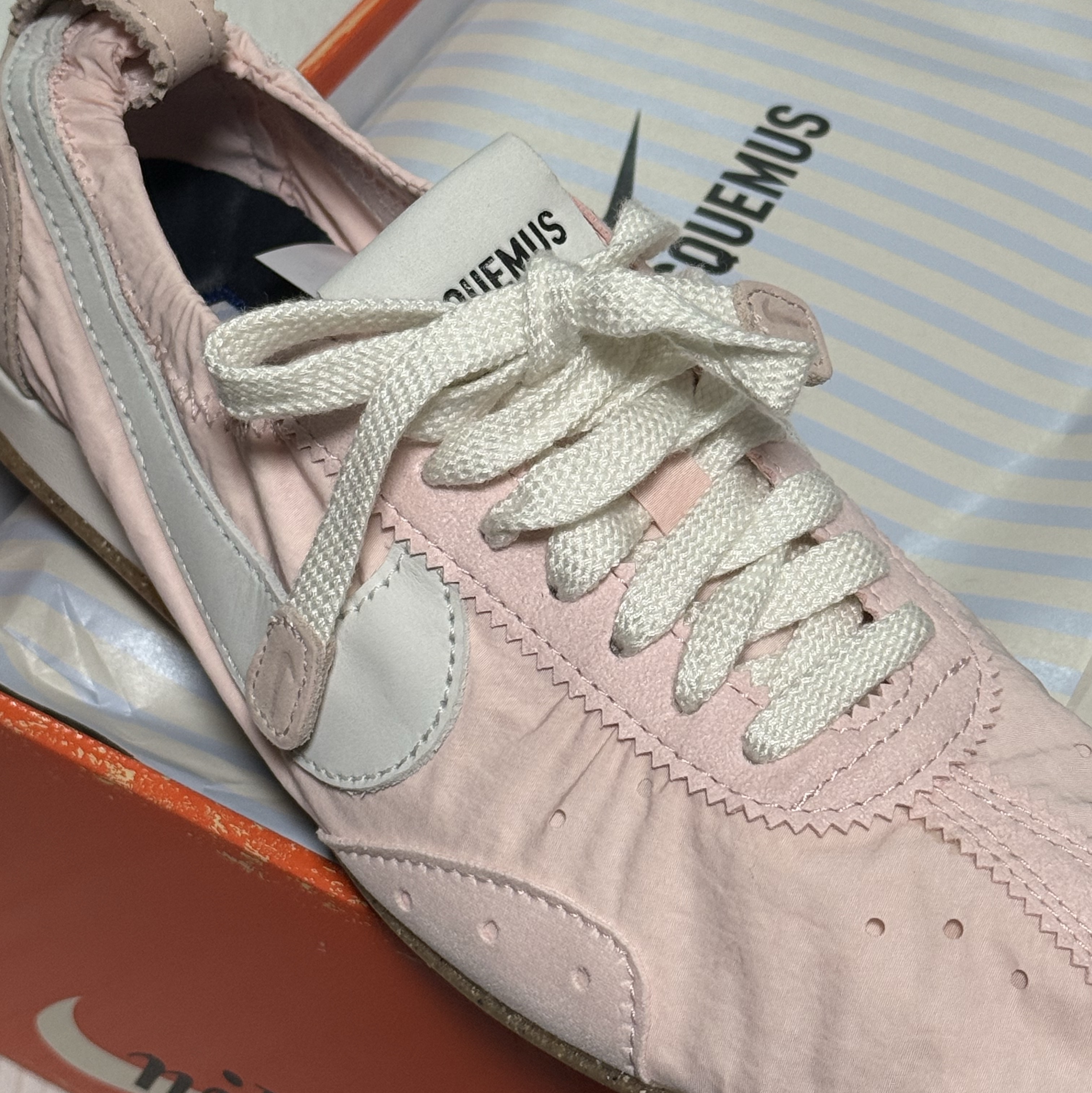 Nike x Jacquemus Moon Shoe SP Aluminum Pink Sail 착용 스타일 - 4