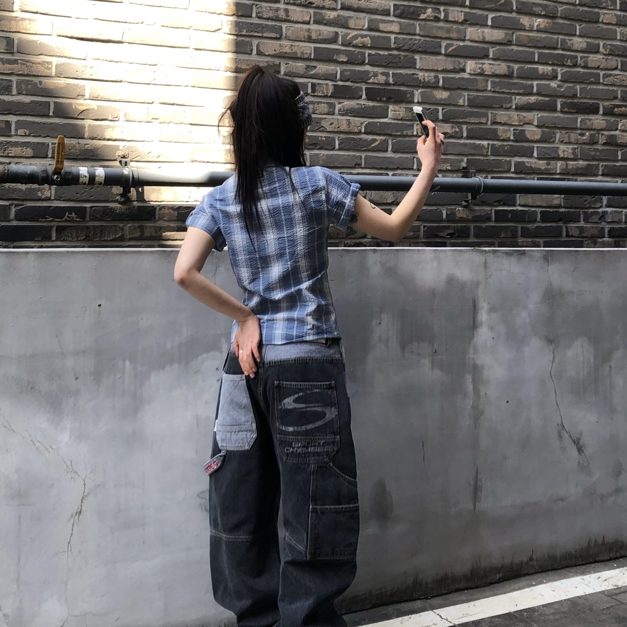 SPORT CHAMBER SC Square Check Roll-up Shirt BLUE, SPORT CHAMBER SC Star Carpenter Denim Pants BLACK 착용 스타일 - 3
