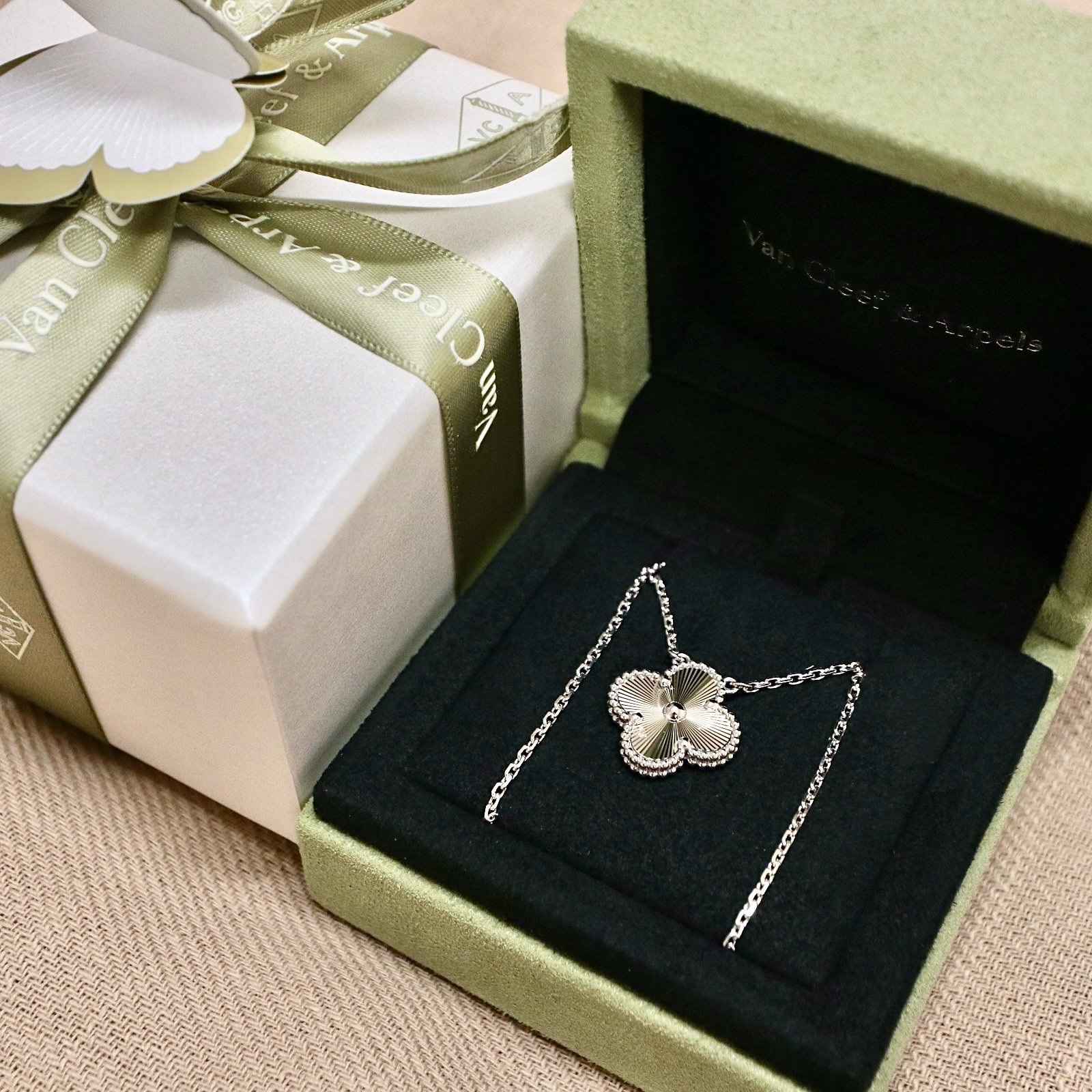 (W) Van Cleef & Arpels Vintage Alhambra Pendant Guilloche White Gold 착용 스타일