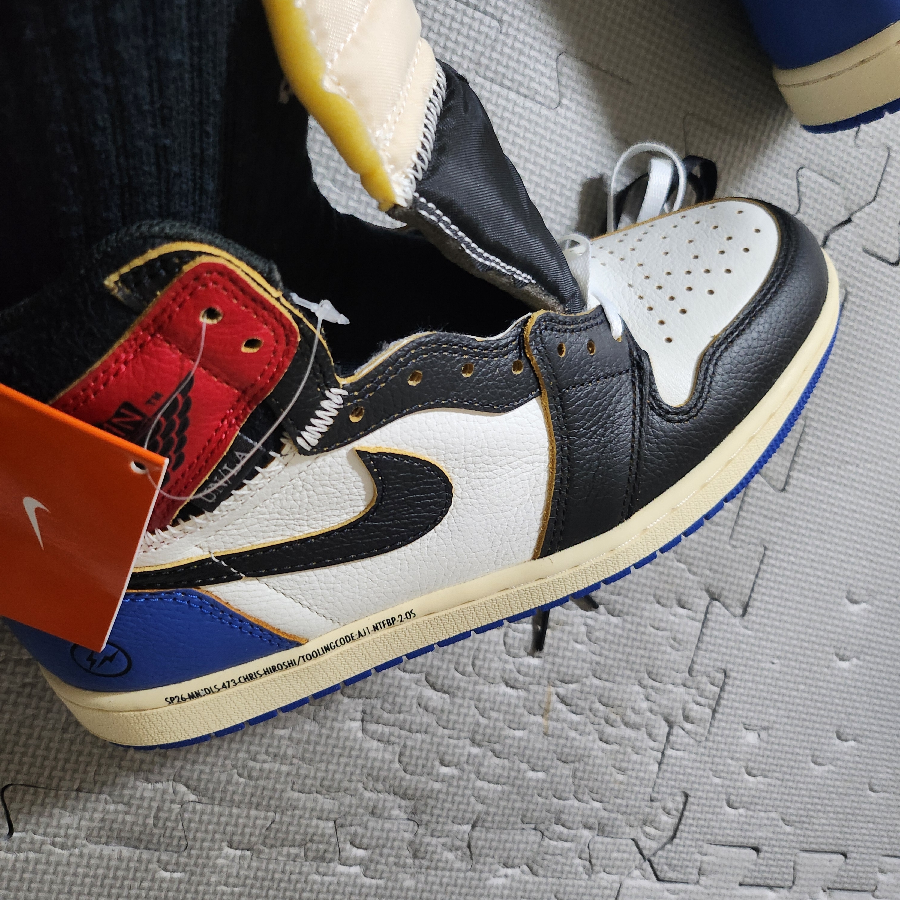 Jordan 1 x Fragment x Union LA Black and Varsity Red 착용 스타일 - 2