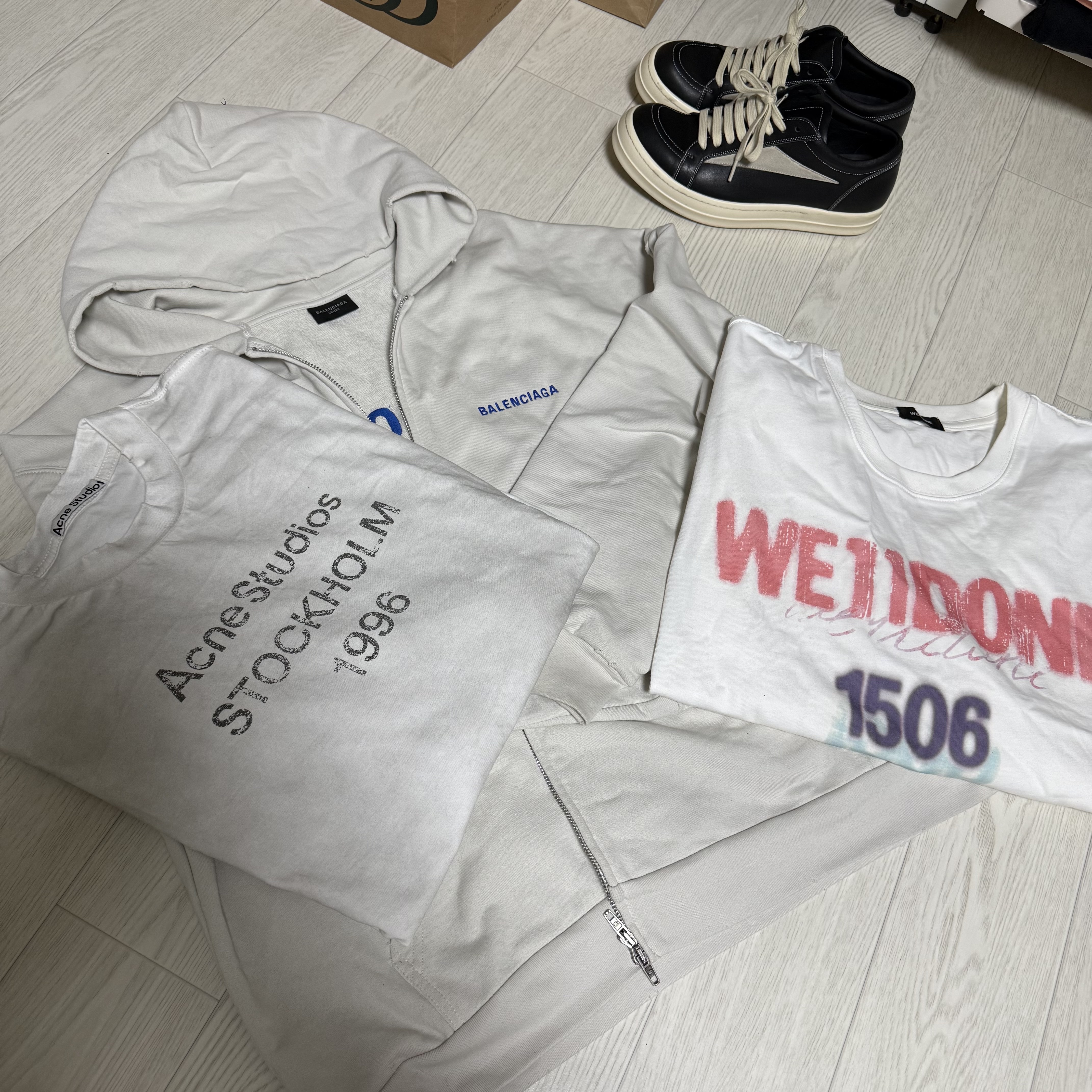 Balenciaga Back Regular Fit Zip-Up Hoodie Dirty White Blue, Acne Studios Logo Long Sleeve T-Shirt Optic White 착용 스타일