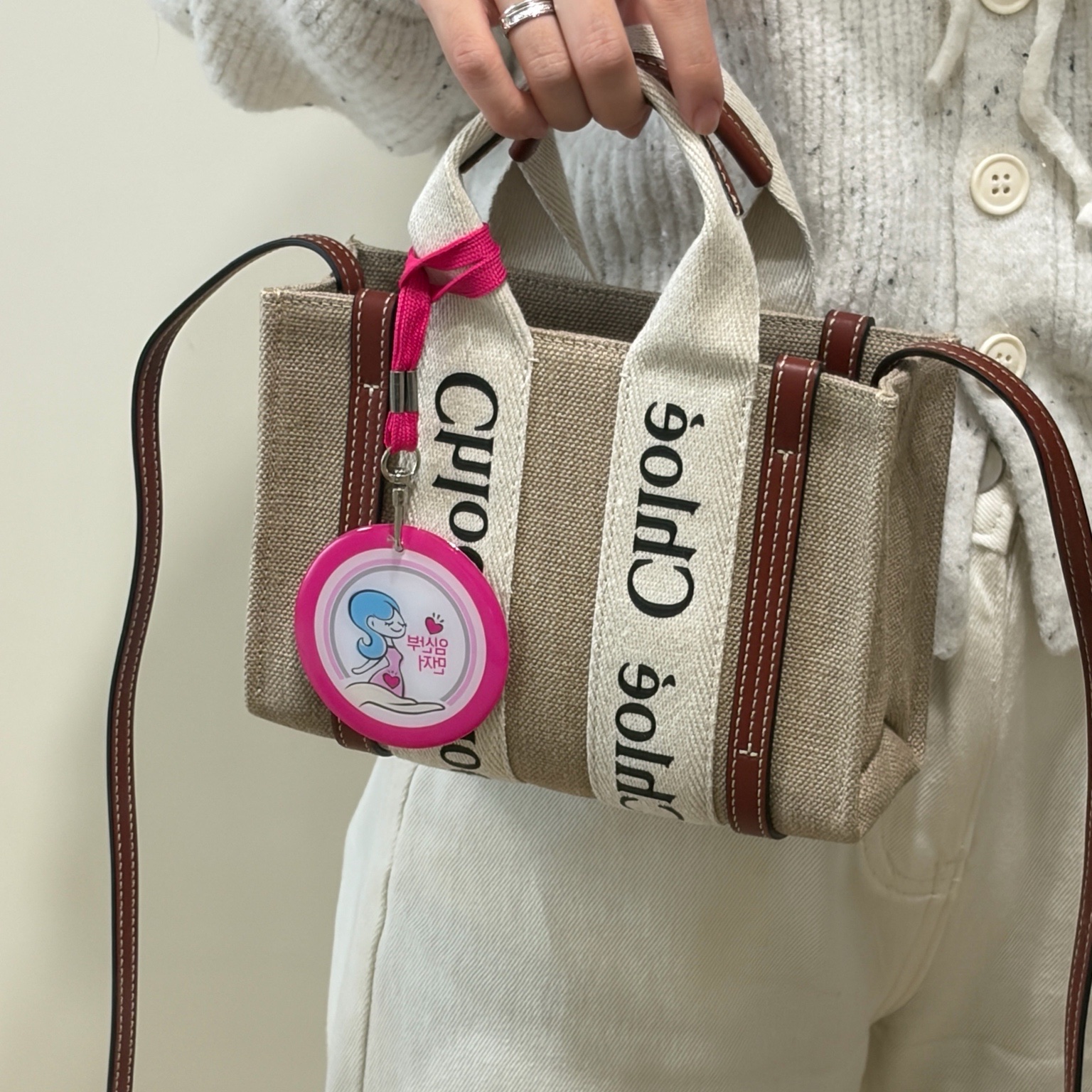 Chloe Woody Mini Tote Bag White Brown 착용 스타일 - 2