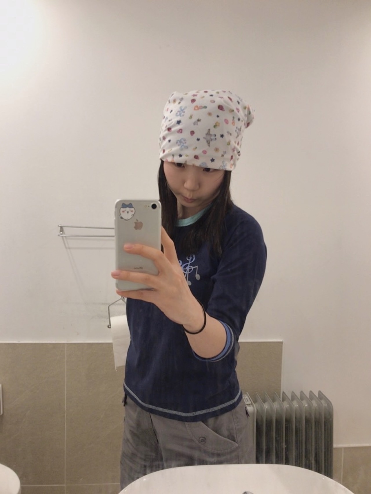 COYSEIO EMA Tiny Friends Multi Scarf Multi, COYSEIO Washed Button Tab Pants Grey 착용 스타일 - 1