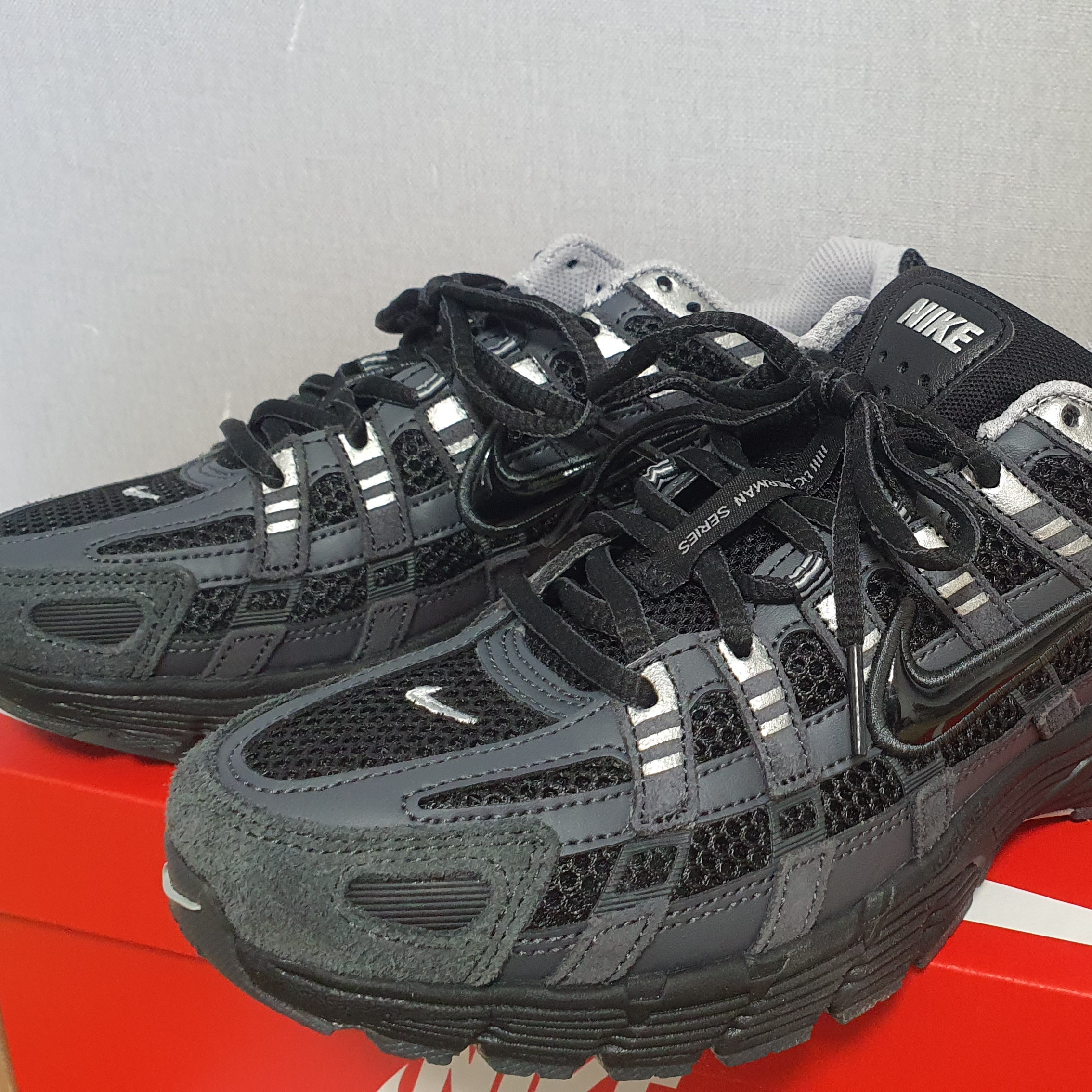 Nike P-6000 Suede Anthracite Chrome 착용 스타일 - 3