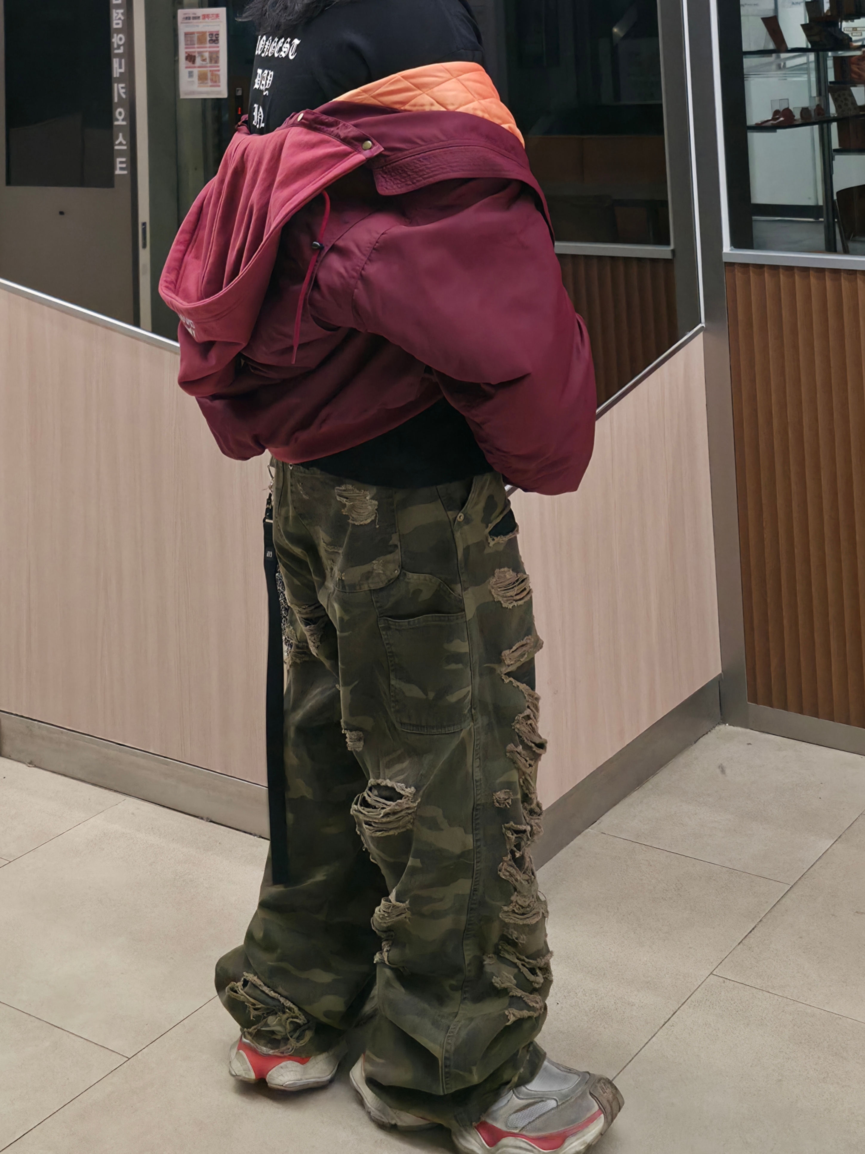 emostanceclub Double Layered Distressed Camo Pants Woodland Camo, Balenciaga Cargo Sneakers Beige Grey Red 착용 스타일 - 1
