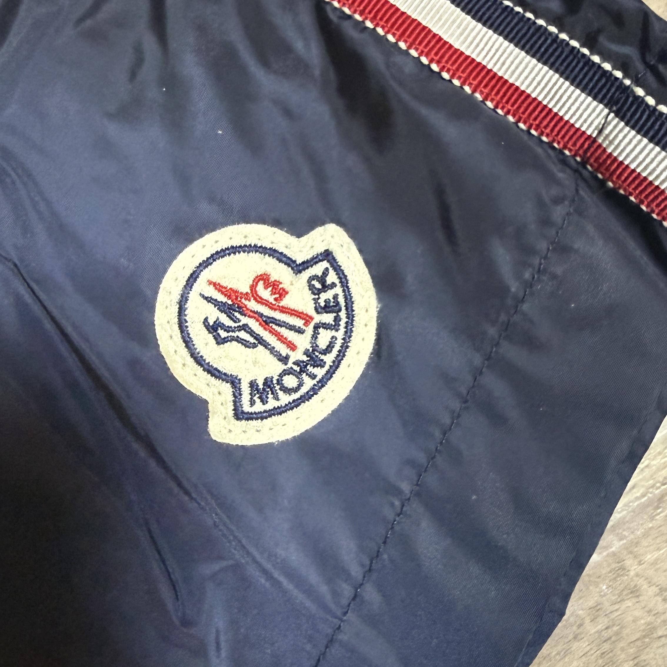 Moncler Logo Patch Swim Shorts Navy Blue - 25SS 착용 스타일 - 1