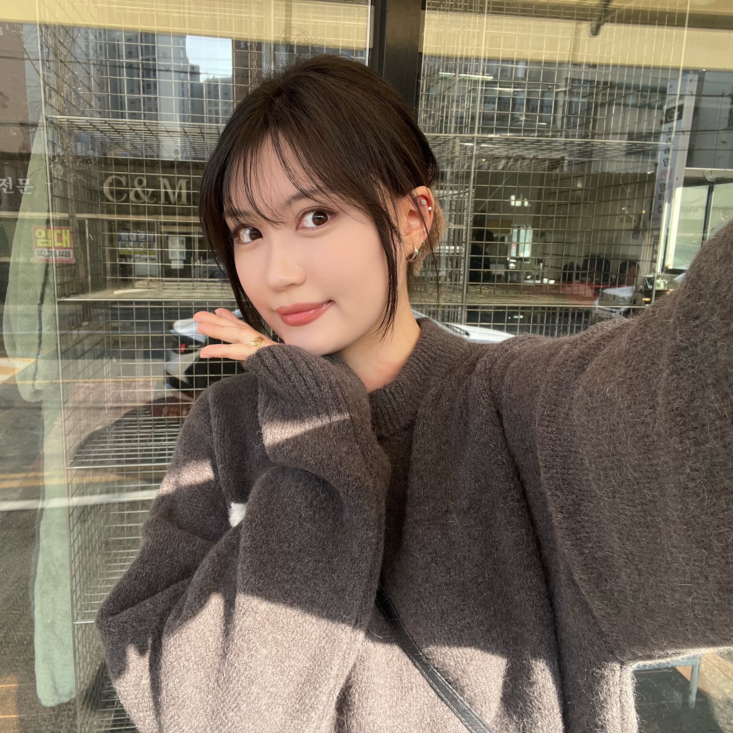 AMI de Coeur Cloudy Wool Sweater Dark Grey 착용 스타일 - 1