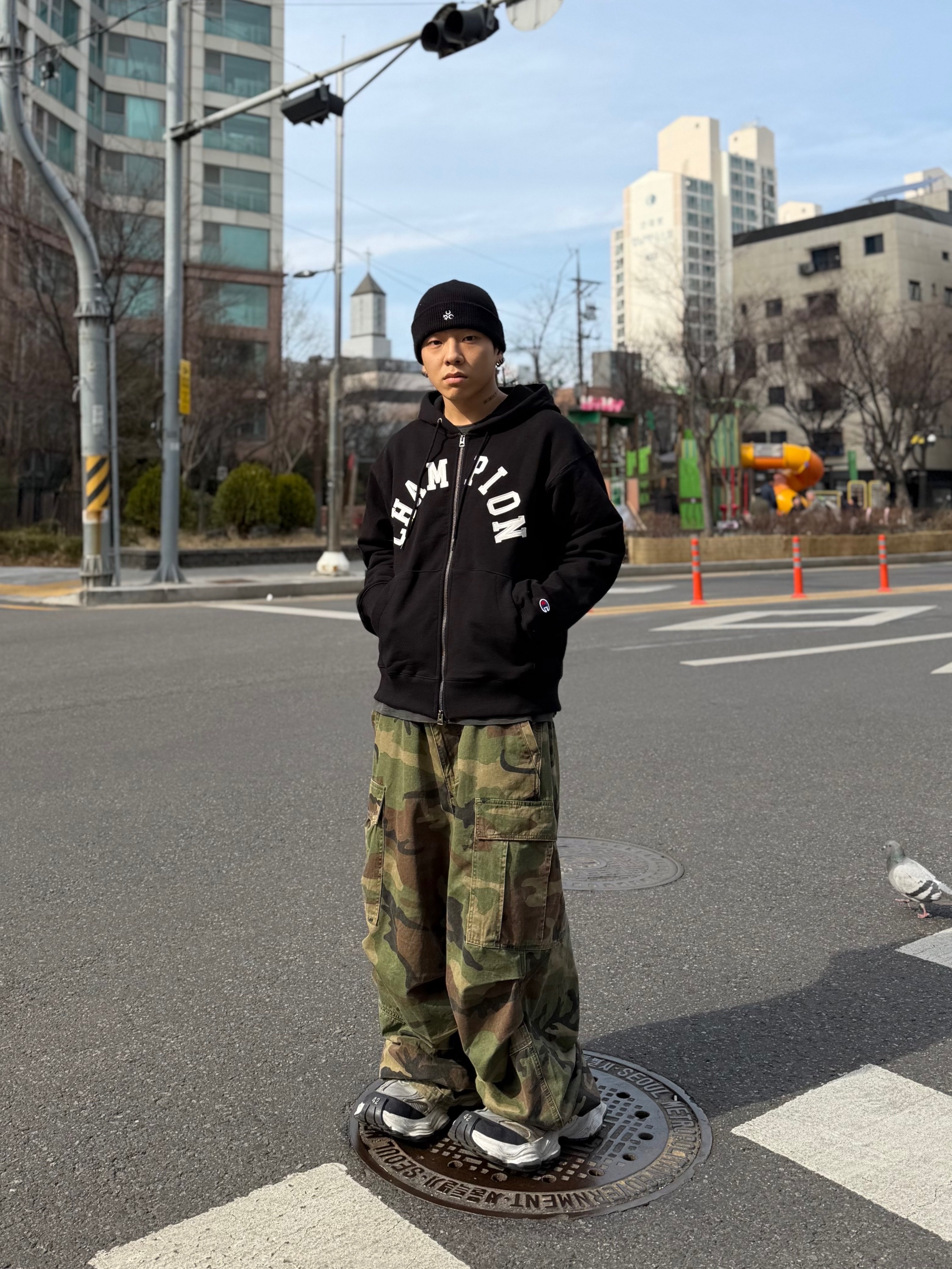 Balenciaga Cargo Sneakers White Grey 착용 스타일 - 5