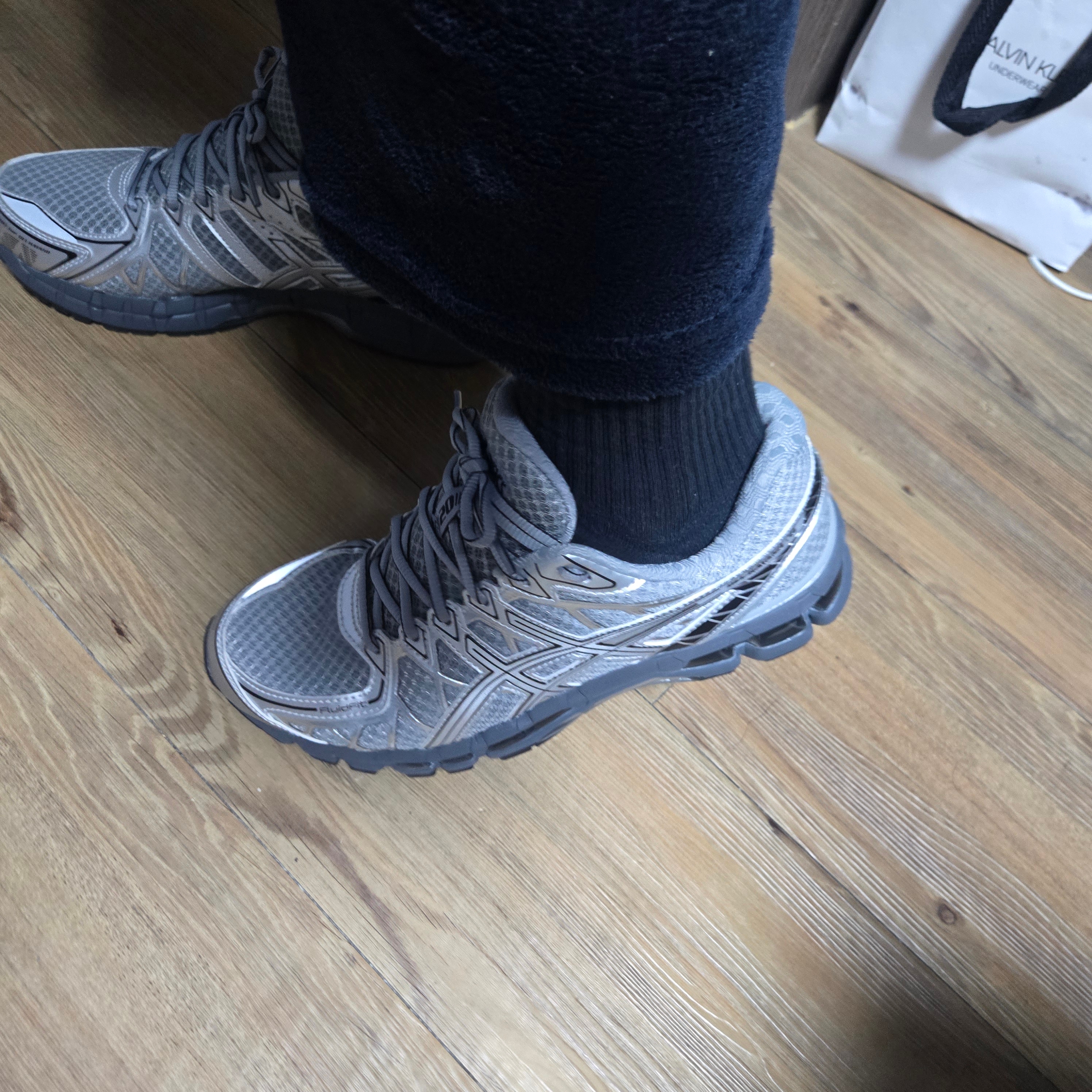 Asics Gel-Kayano 20 Gravel Pure Silver 착용 스타일 - 3
