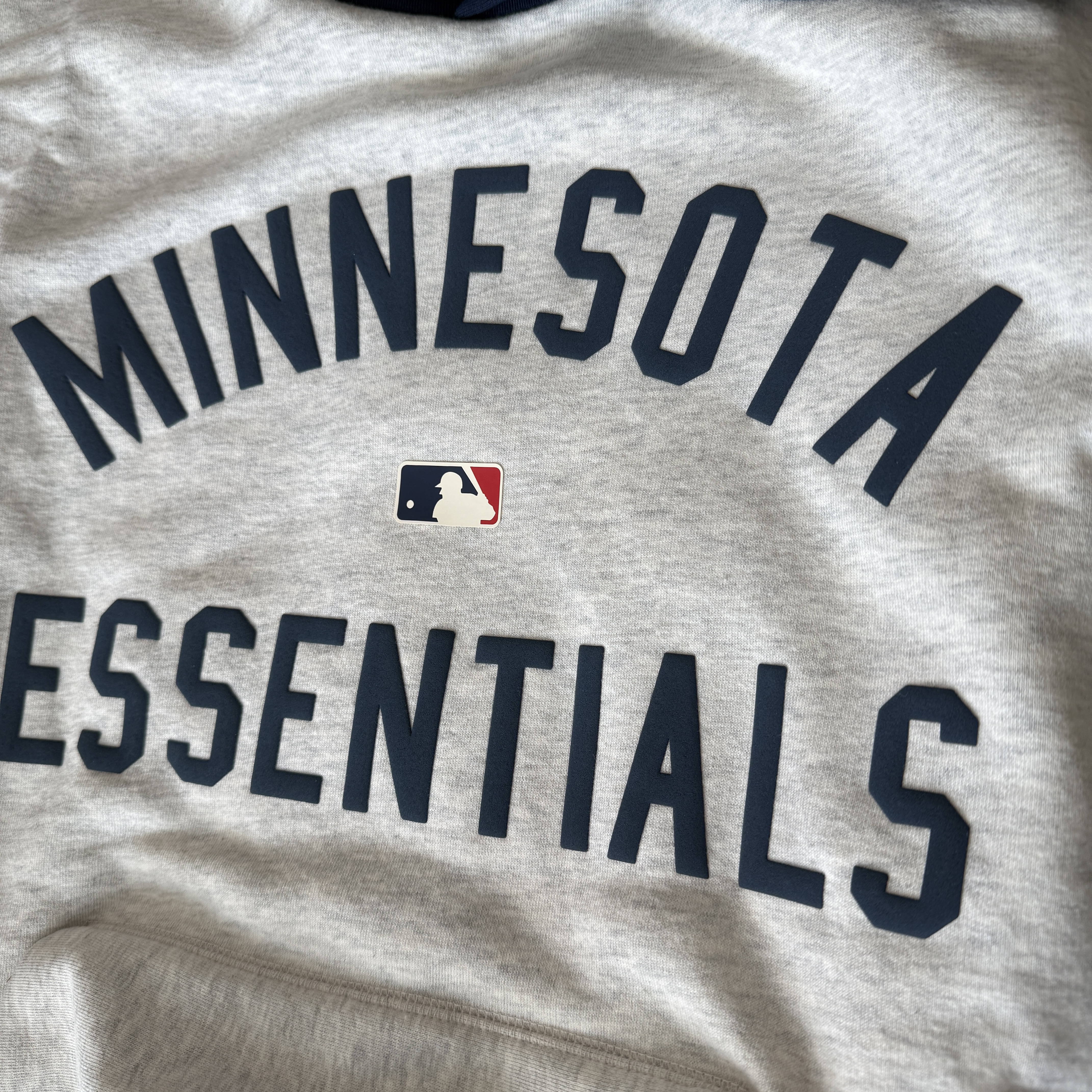 Essentials x MLB Minnesota Twins Sport Hoodie Oatmeal Heather Midnight Navy - 25FW 착용 스타일 - 1