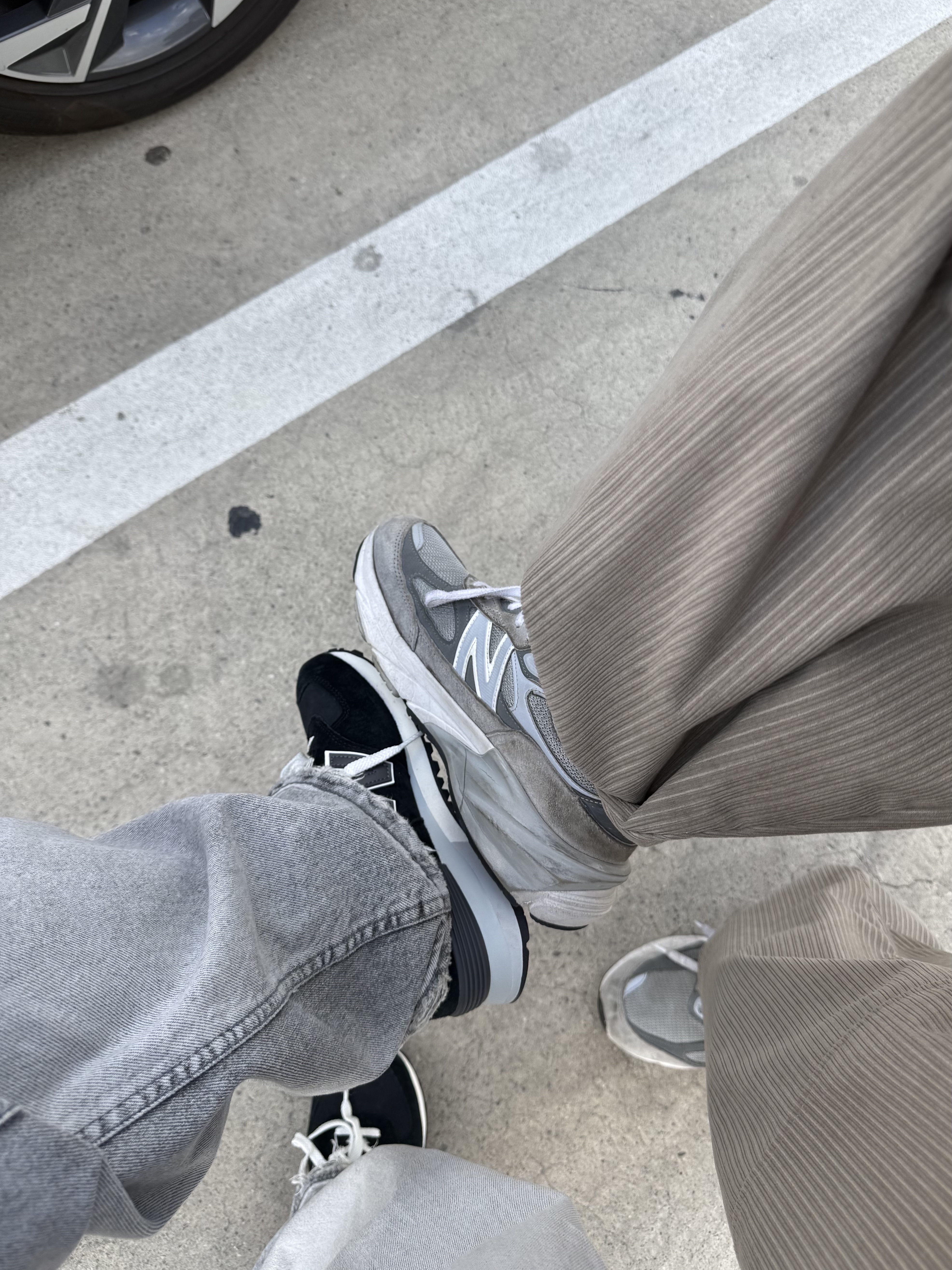 New Balance 574 Black White, New Balance 990v6 Made in USA Grey - D Standard 착용 스타일