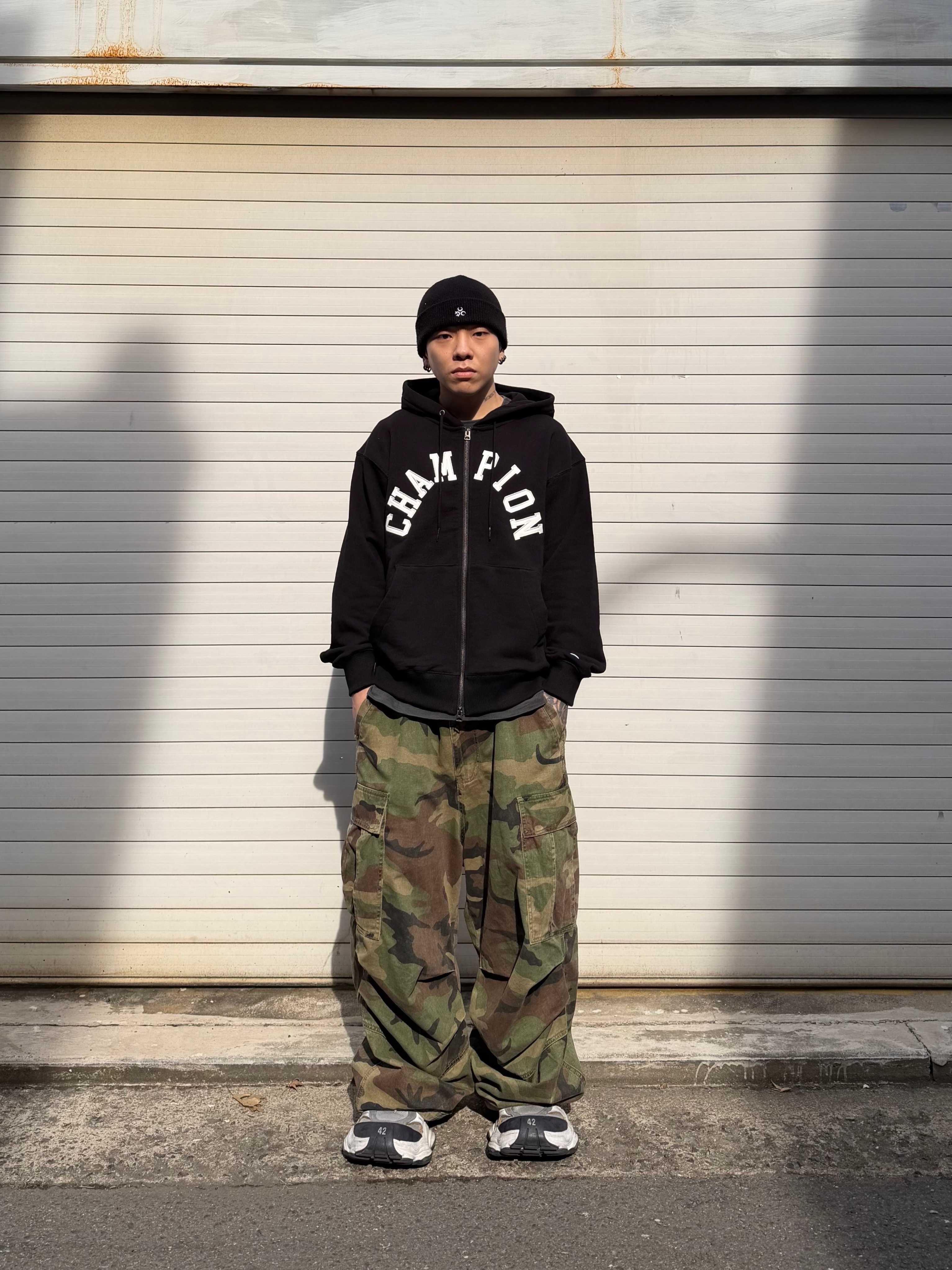 Balenciaga Cargo Sneakers White Grey 착용 스타일 - 3