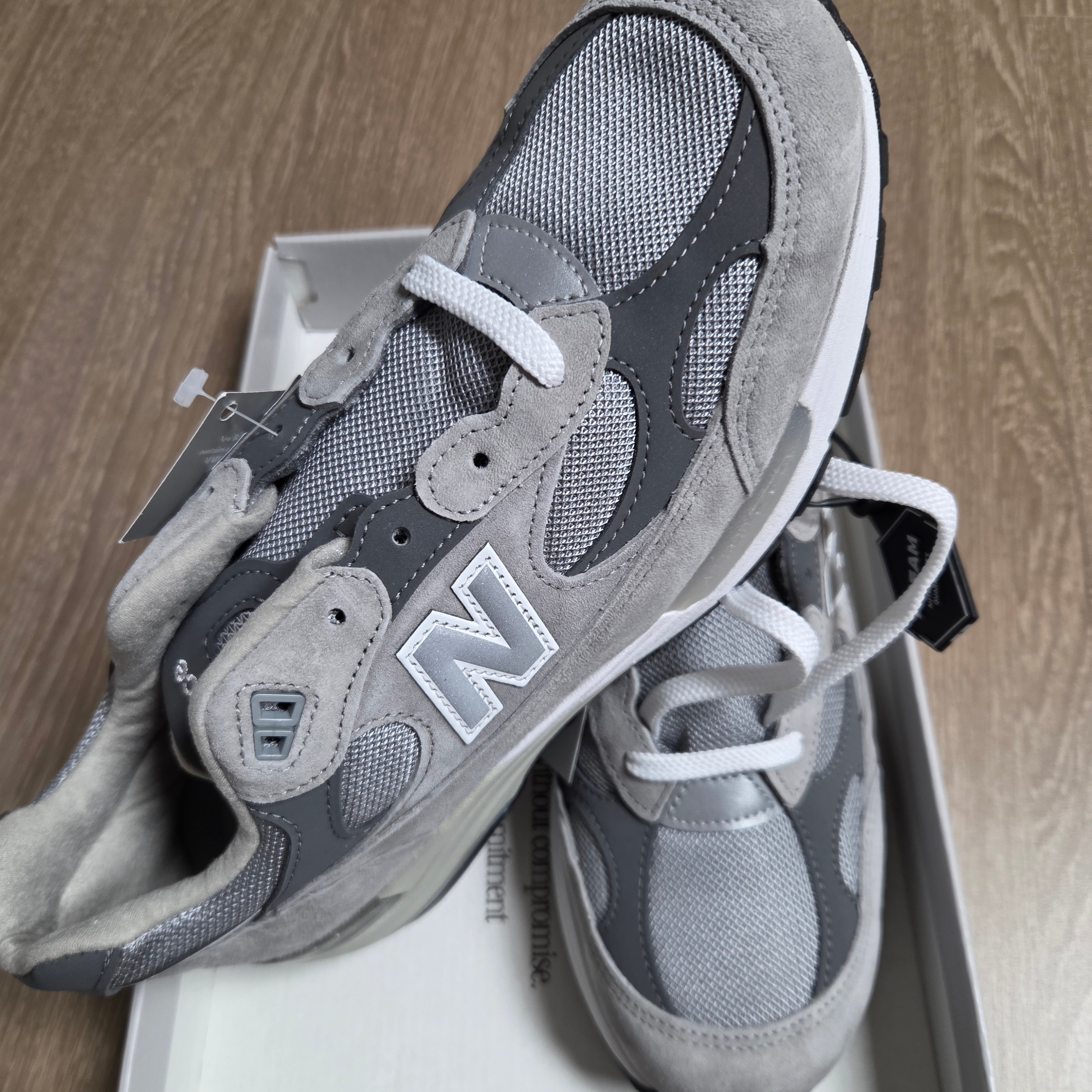 New Balance 992 Made in USA Core Grey Silver Metallic 착용 스타일