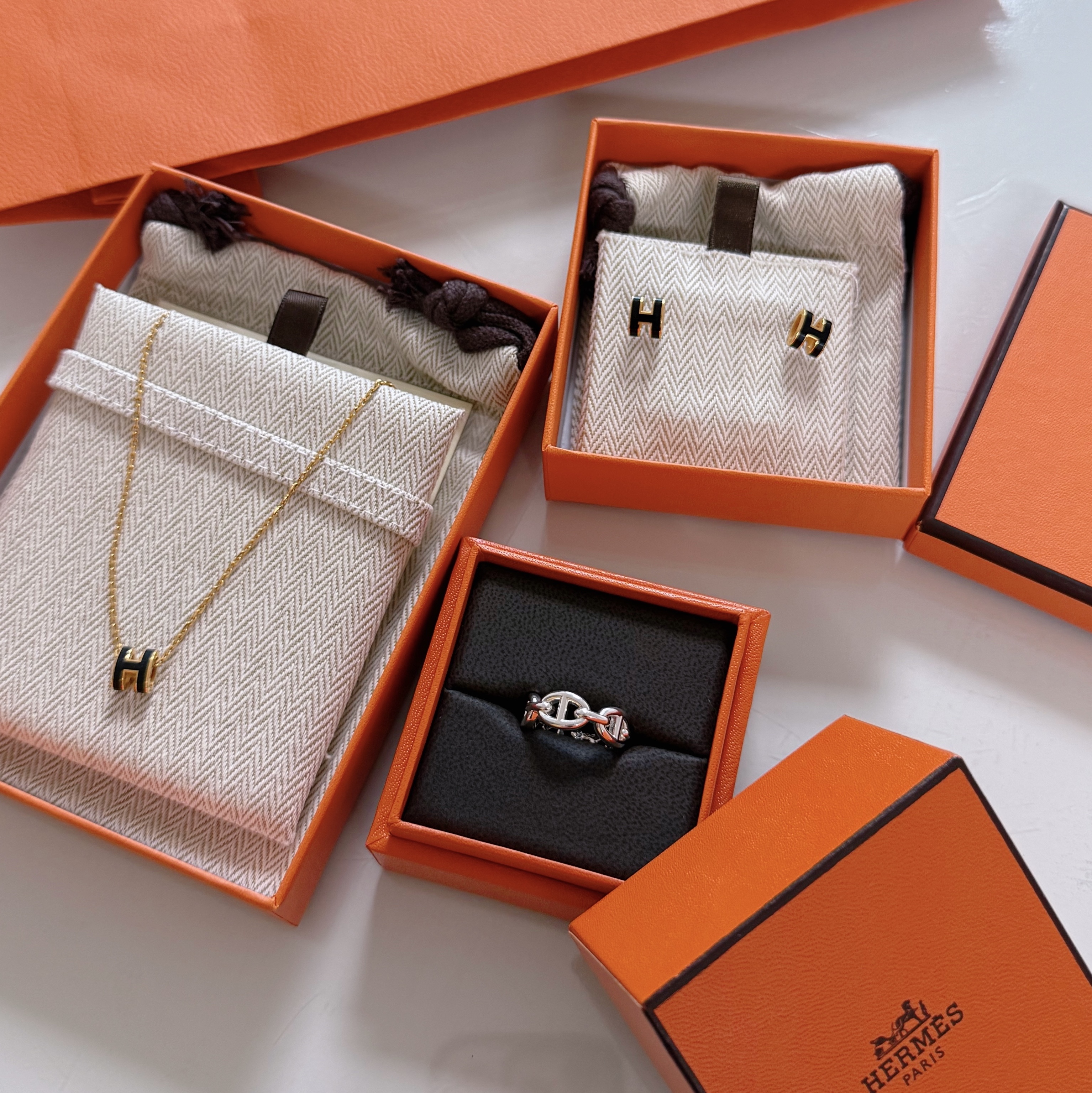 (W) Hermes Small Chaine D'Ancre Enchainee Ring Sterling Silver, (W) Hermes Mini Pop H Pendant Gold & Noir 착용 스타일 - 2