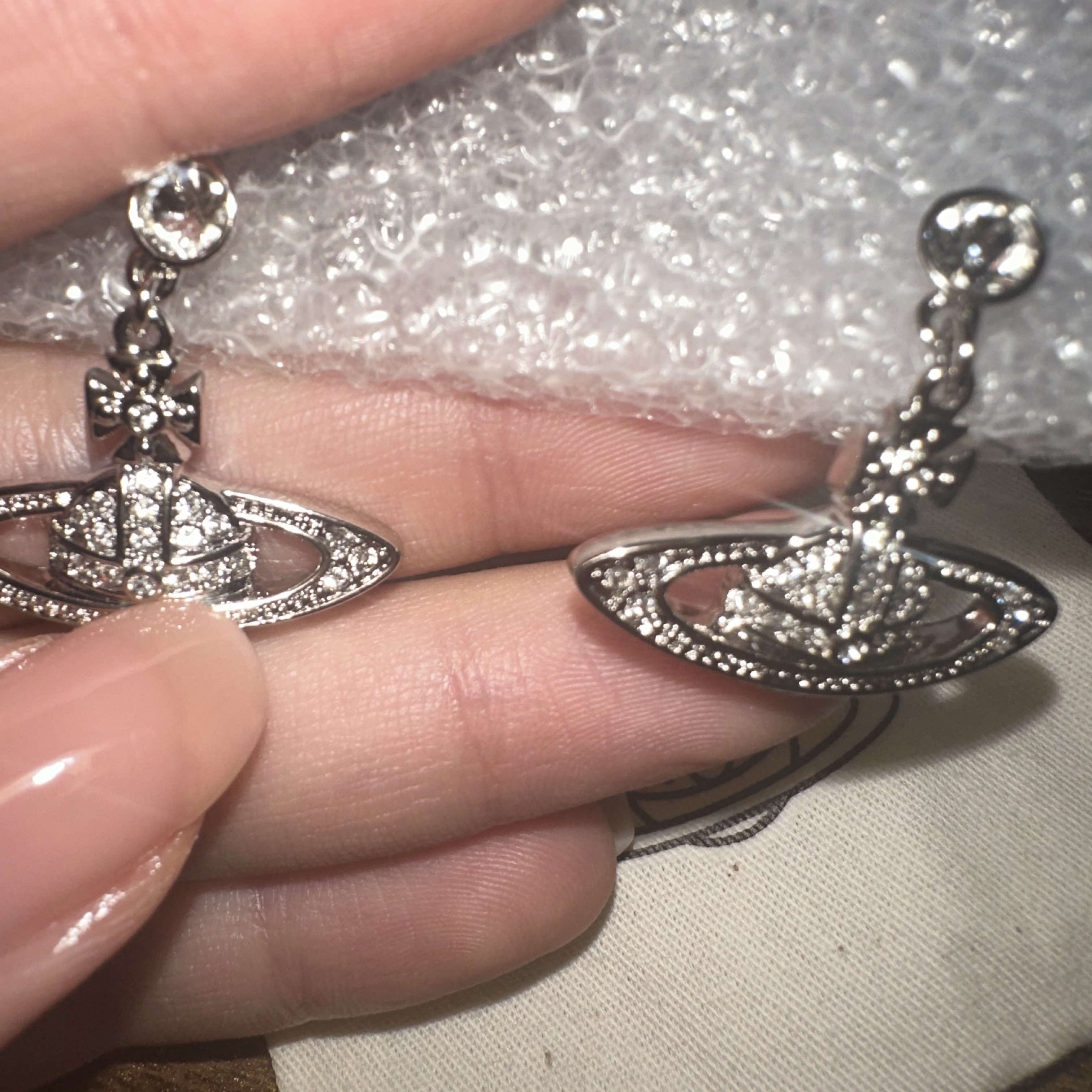 (W) Vivienne Westwood Mini Bas Relief Drop Earrings Silver 착용 스타일