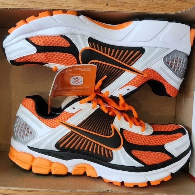 Nike Zoom Vomero 5 Total Orange Black 착용 스타일