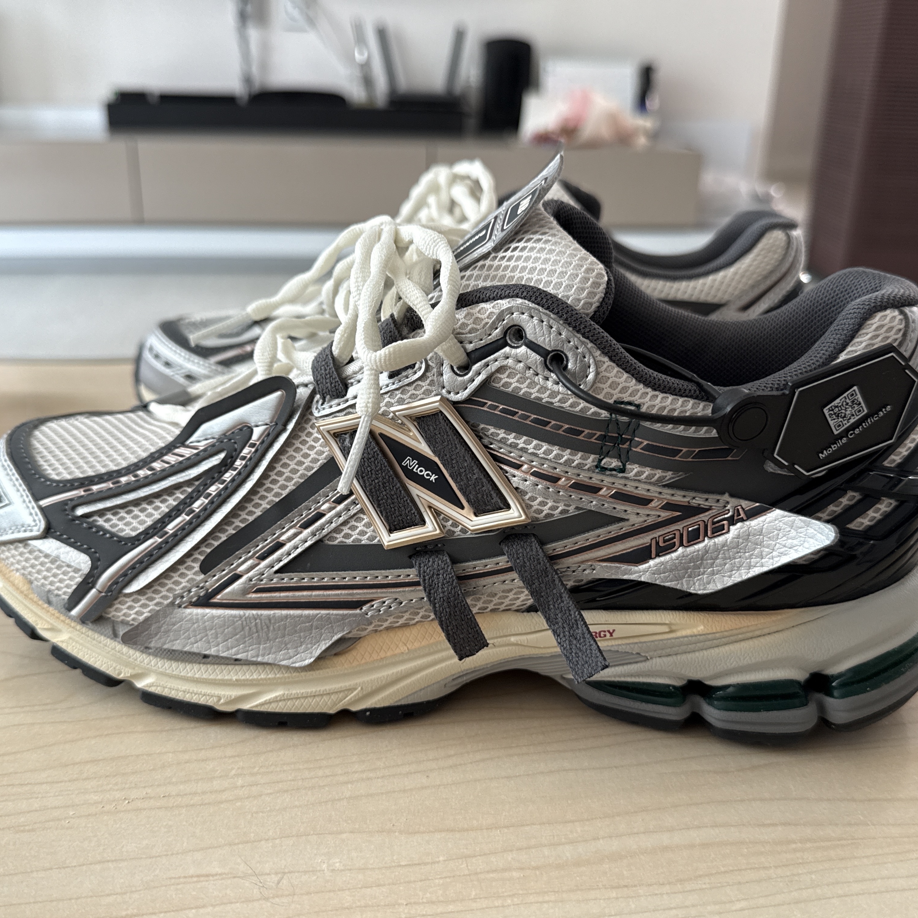 New Balance 1906A Silver Metallic Castlerock 착용 스타일 - 2