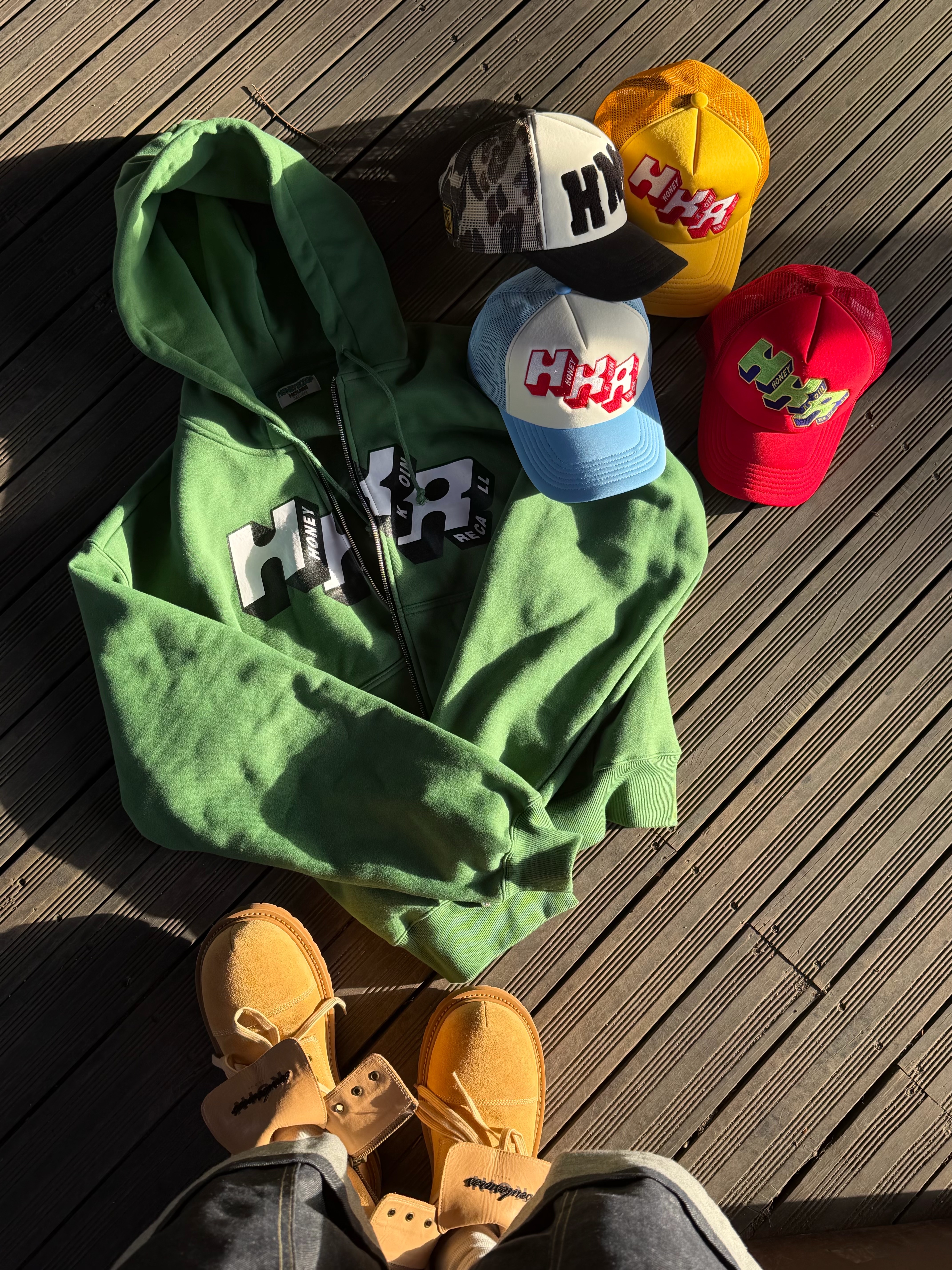 Honey Scoop House HNY Logo Trucker Cap Camo, Honey Scoop House HKR Logo Trucker Cap Yellow 착용 스타일 - 3
