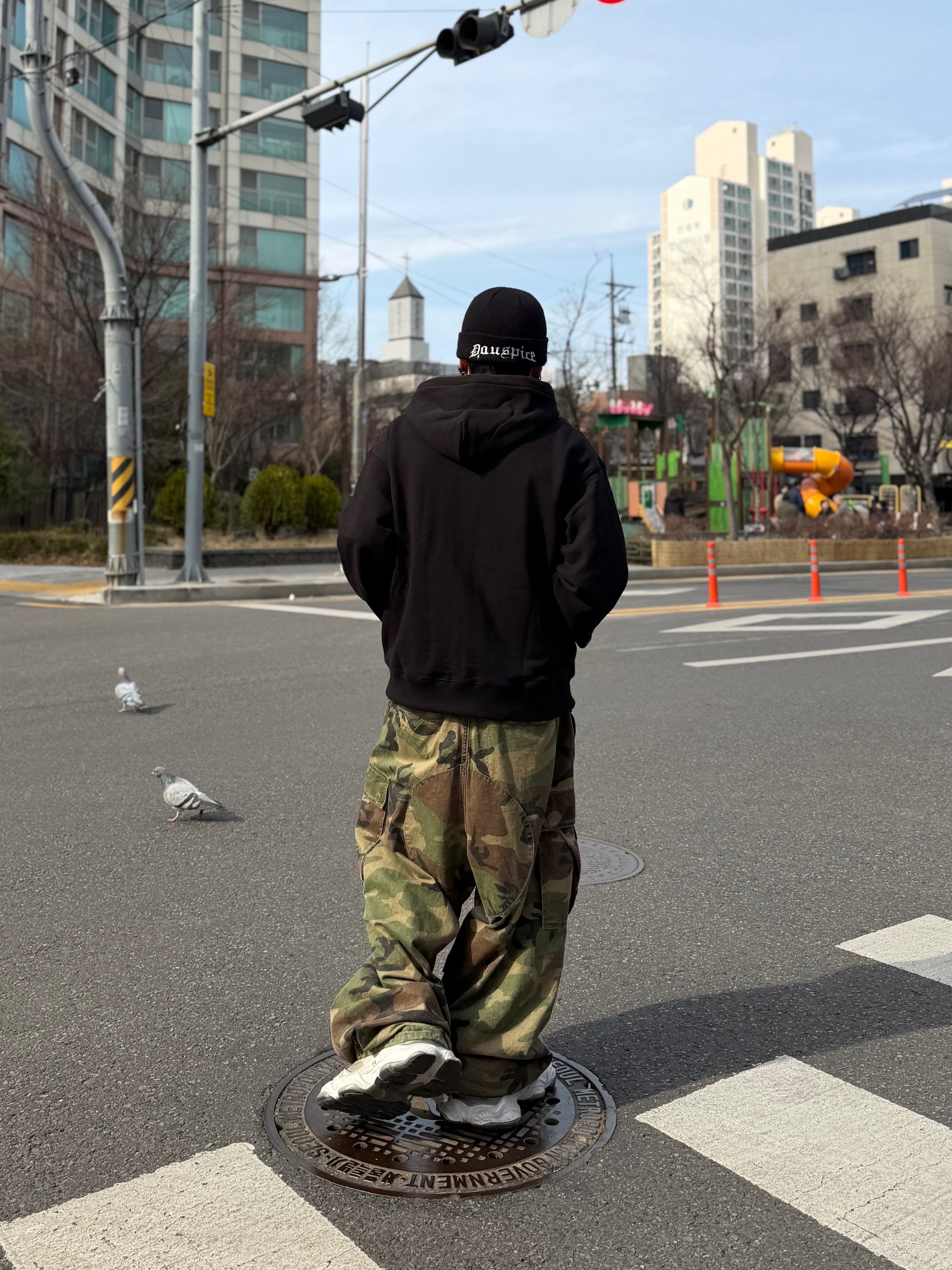 Balenciaga Cargo Sneakers White Grey 착용 스타일 - 7