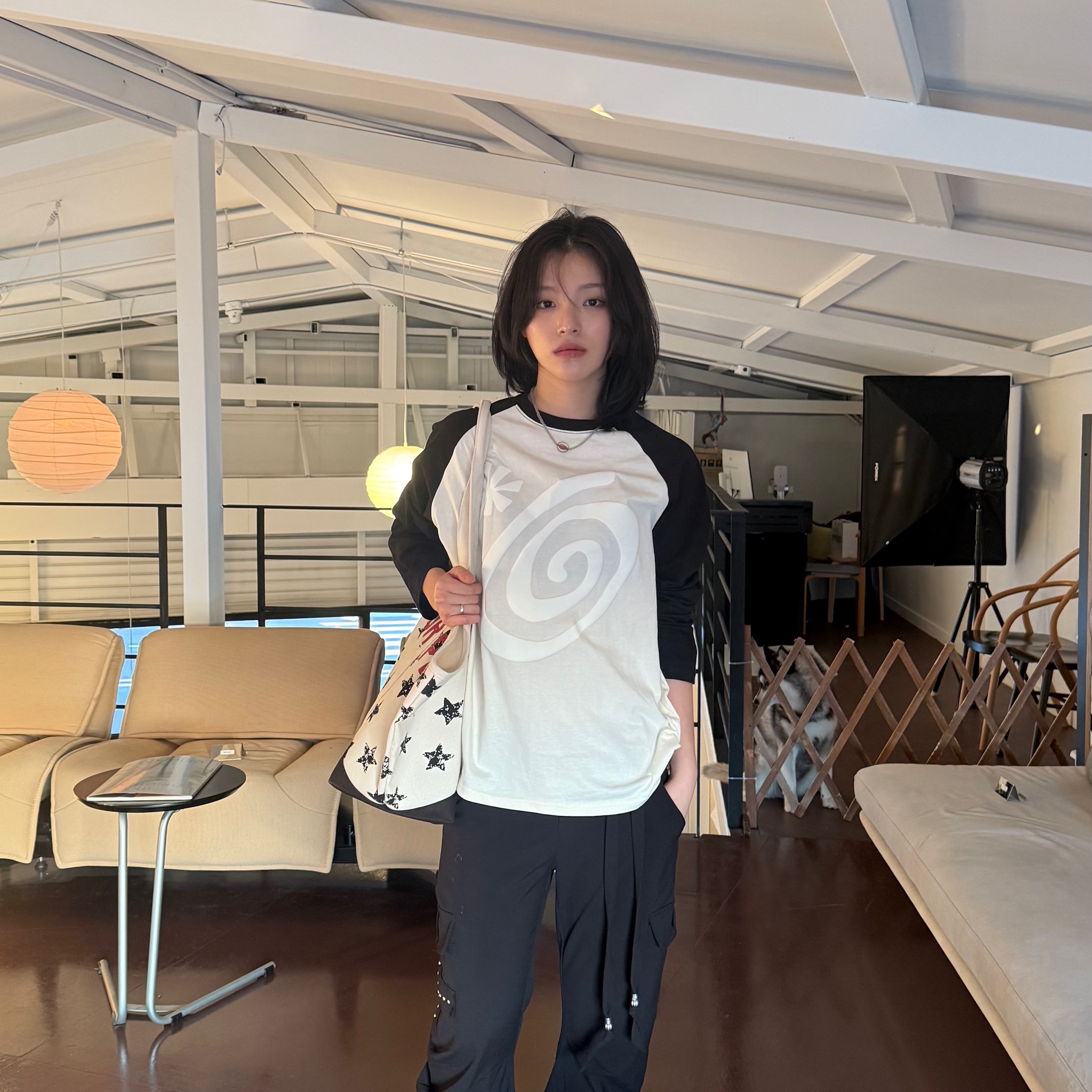 AMOU Dot Star Tote Bag, AMOU Molly Reglan long sleeve Black 착용 스타일 - 2