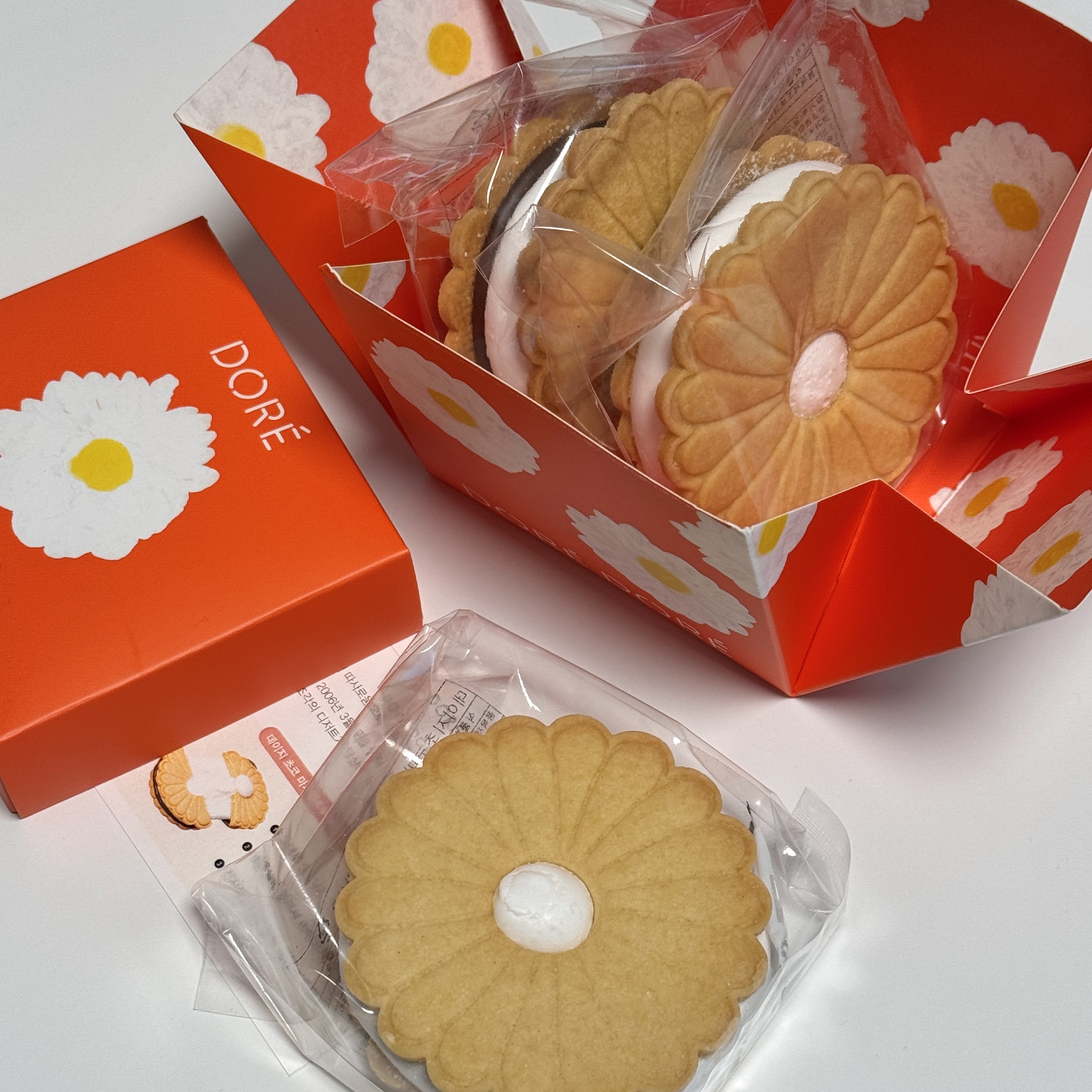 [KREAM 단독] DORÉ DORÉ Daisy Chocolate Marshmallow Cookie Set 착용 스타일 - 1