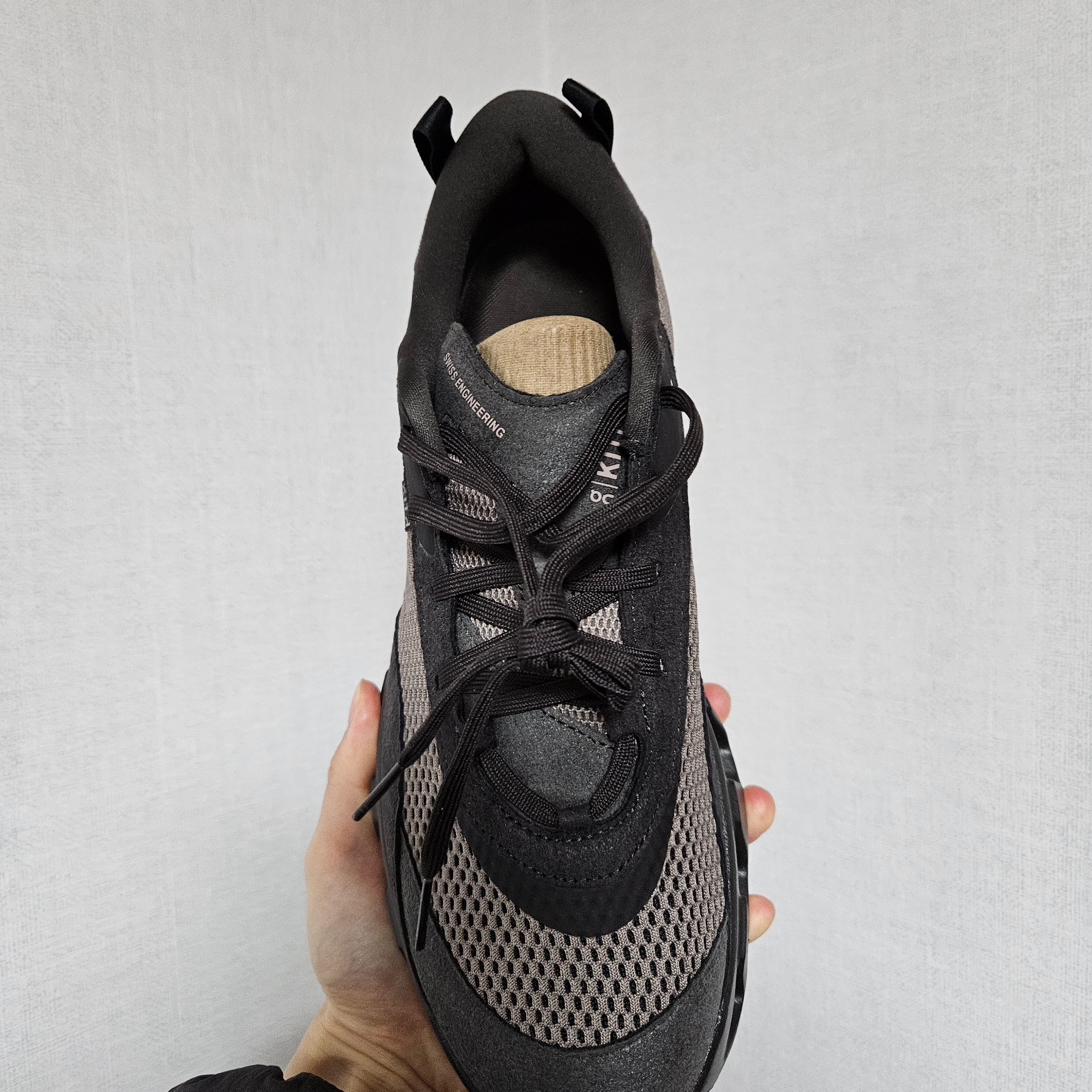 On Running x Kith K-Tech 2 Thorn Ganache 착용 스타일 - 5