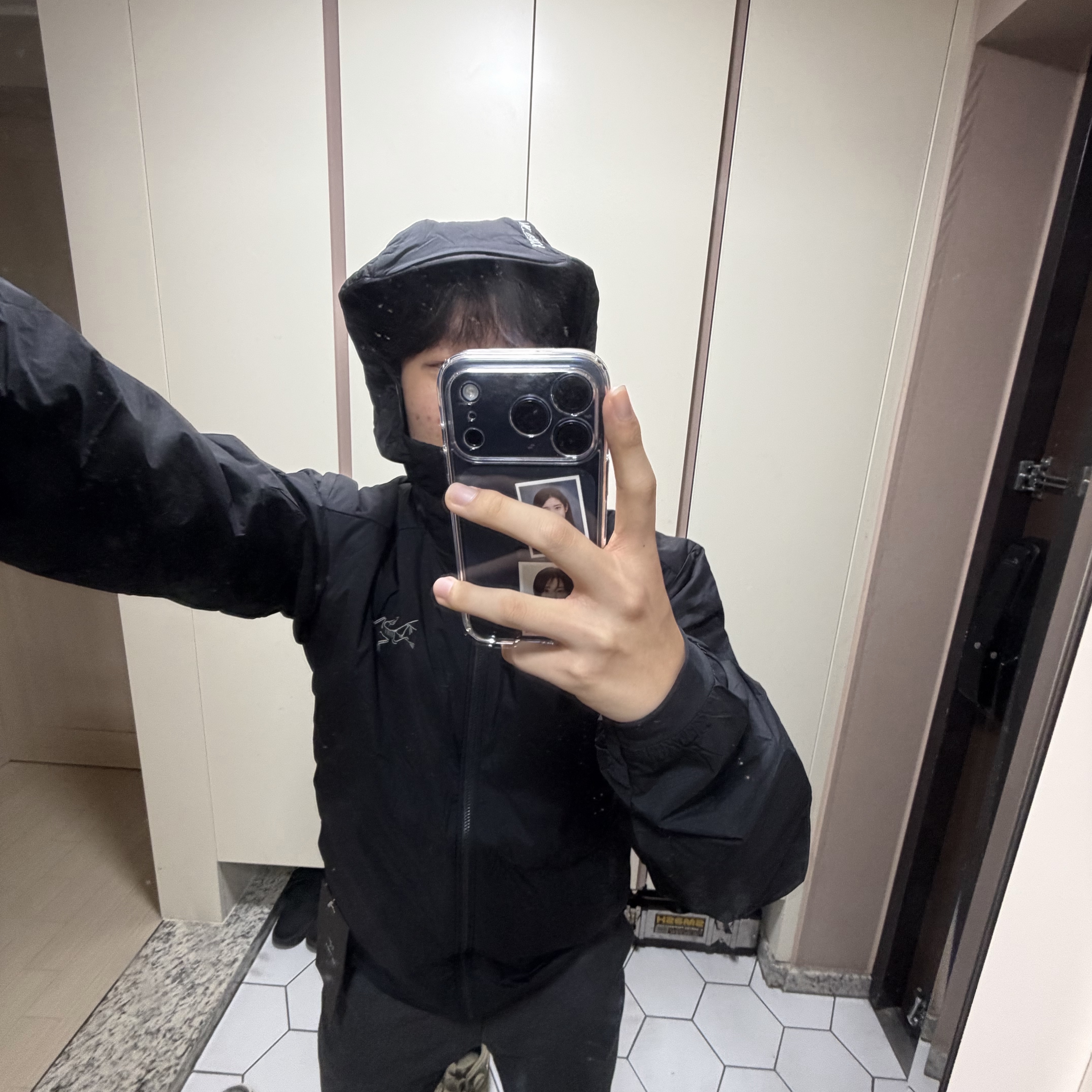 Arc'teryx Atom Hoody Black 착용 스타일