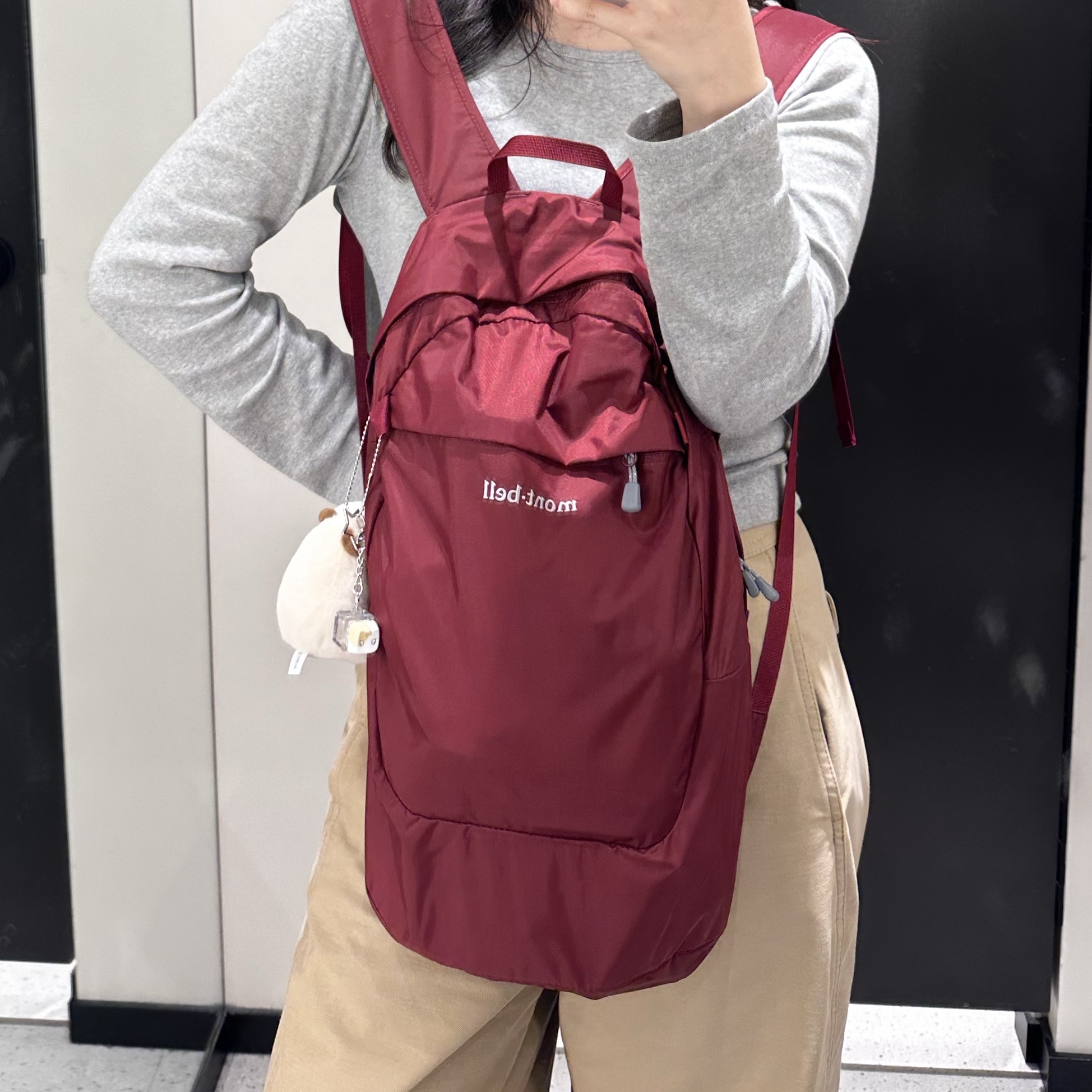 Montbell Pocketable Daypack 15 Wine Red 착용 스타일 - 2