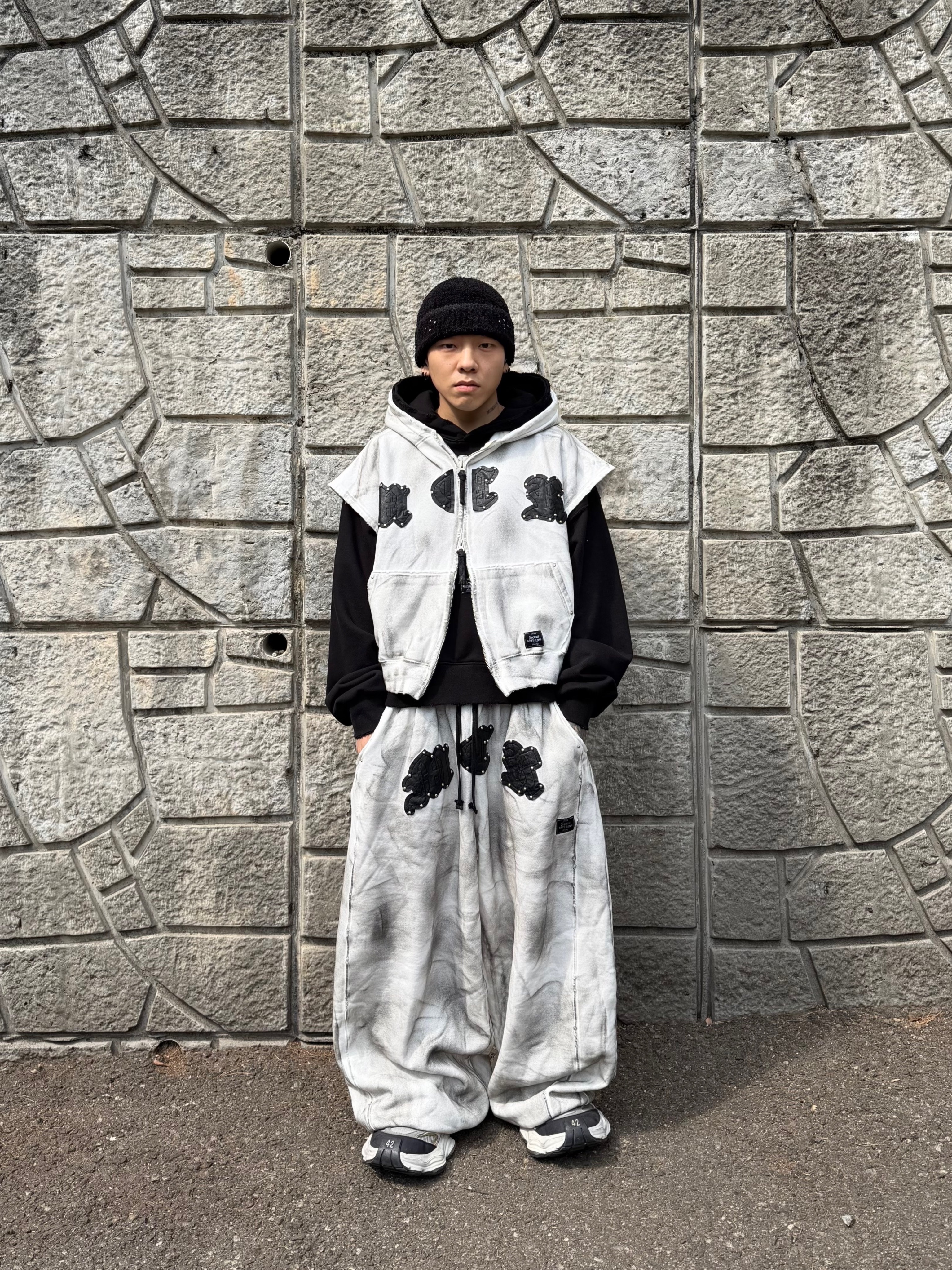 Balenciaga Cargo Sneakers White Grey 착용 스타일 - 4
