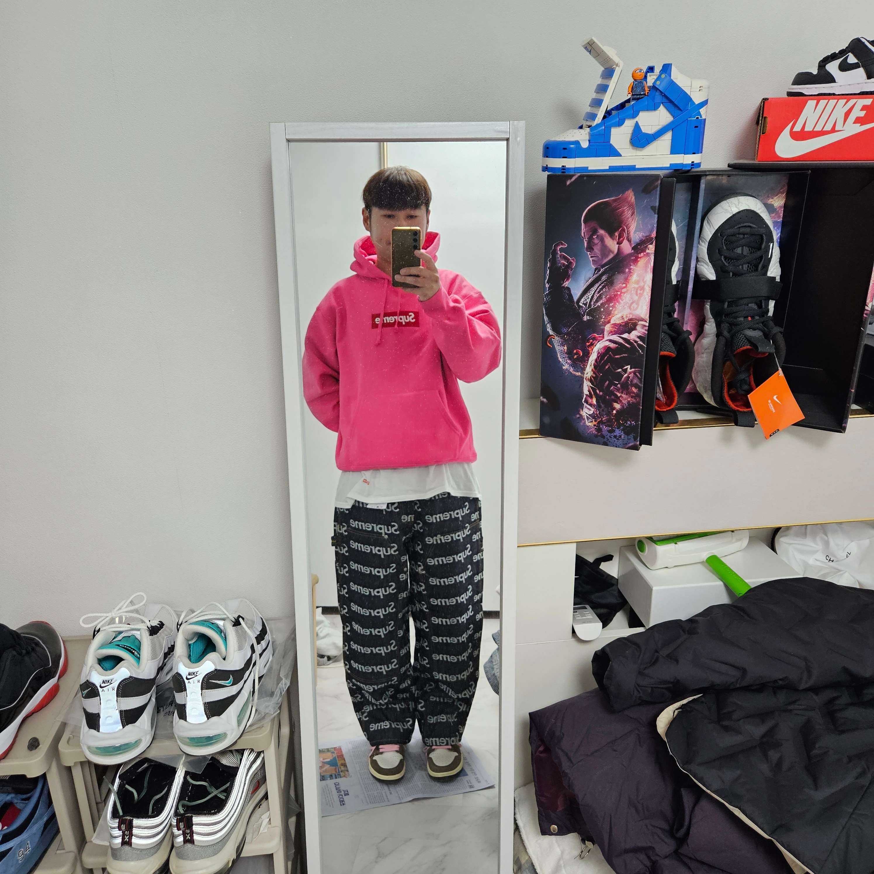 Supreme Jacquard Logos Double Knee Denim Painter Jean Rigid Indigo - 25FW, Supreme Box Logo Hooded Sweatshirt Magenta - 25FW 착용 스타일 - 2