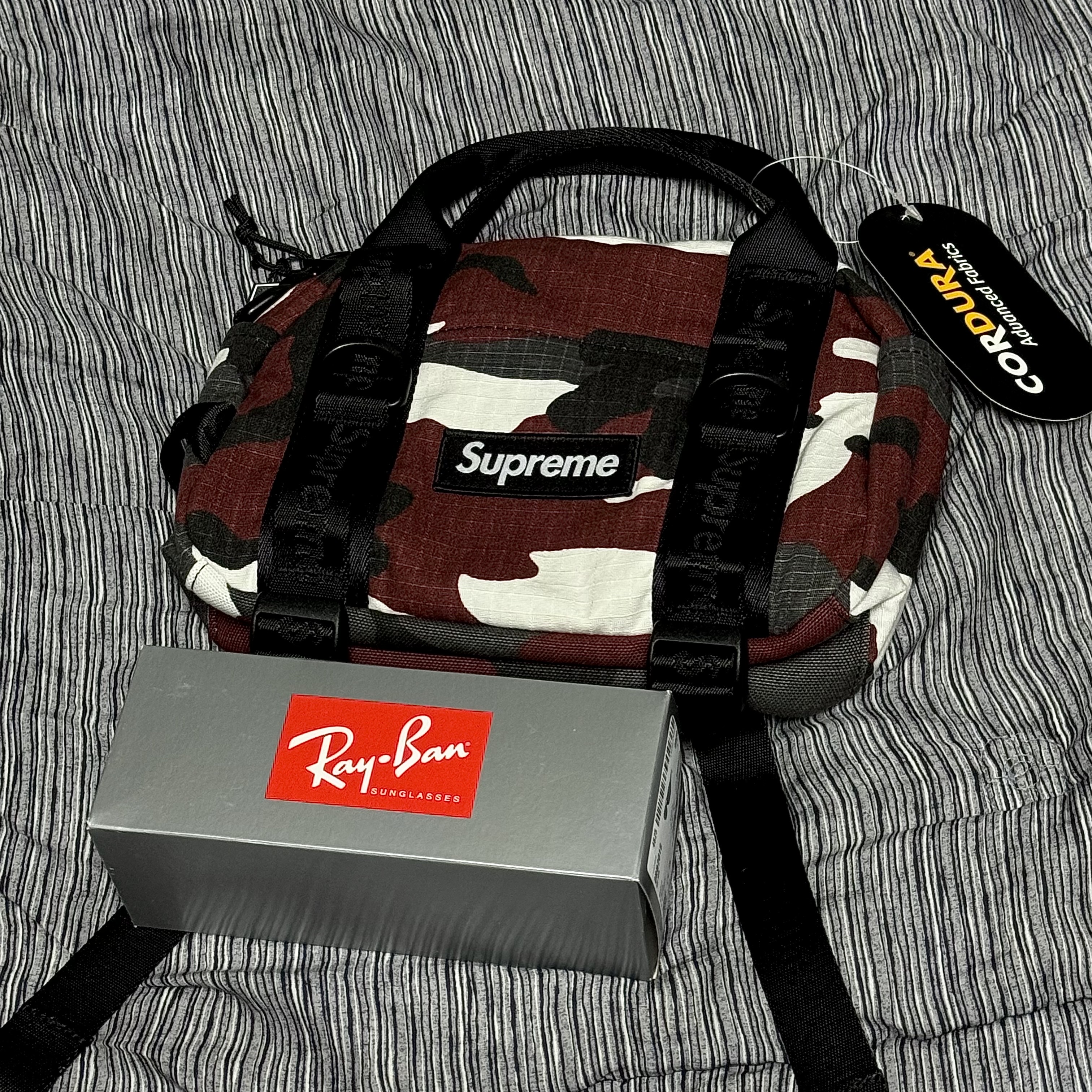 Supreme Mini Duffle Bag Red Camo - 26SS, Ray-Ban DADDY-O II Polished Black Frame Green Classic G-15 Lenses 착용 스타일 - 1