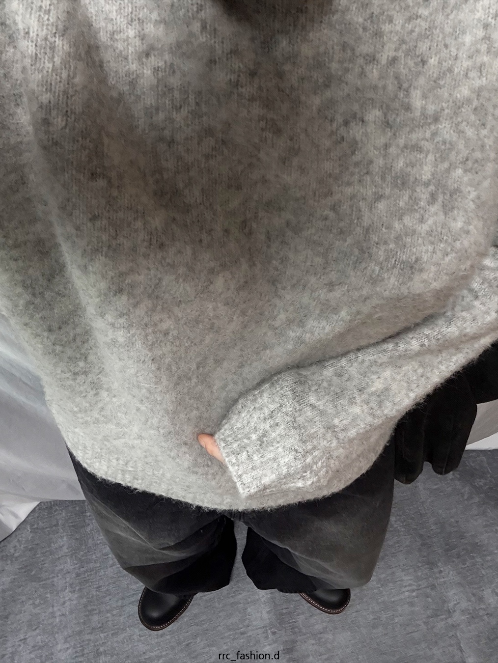 Begin202 Arc Curved Denim Pants Washed Black 착용 스타일 - 3