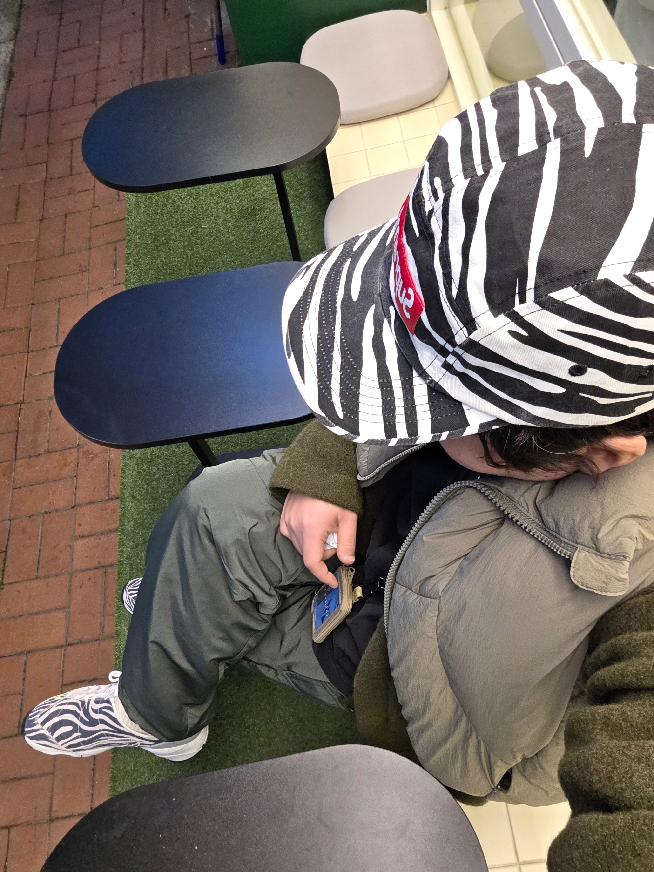 Supreme Washed Chino Twill Camp Cap Zebra - 22FW, Yeezy Gap Engineered By Balenciaga Logo Long Sleeve T-Shirt Black 착용 스타일 - 3