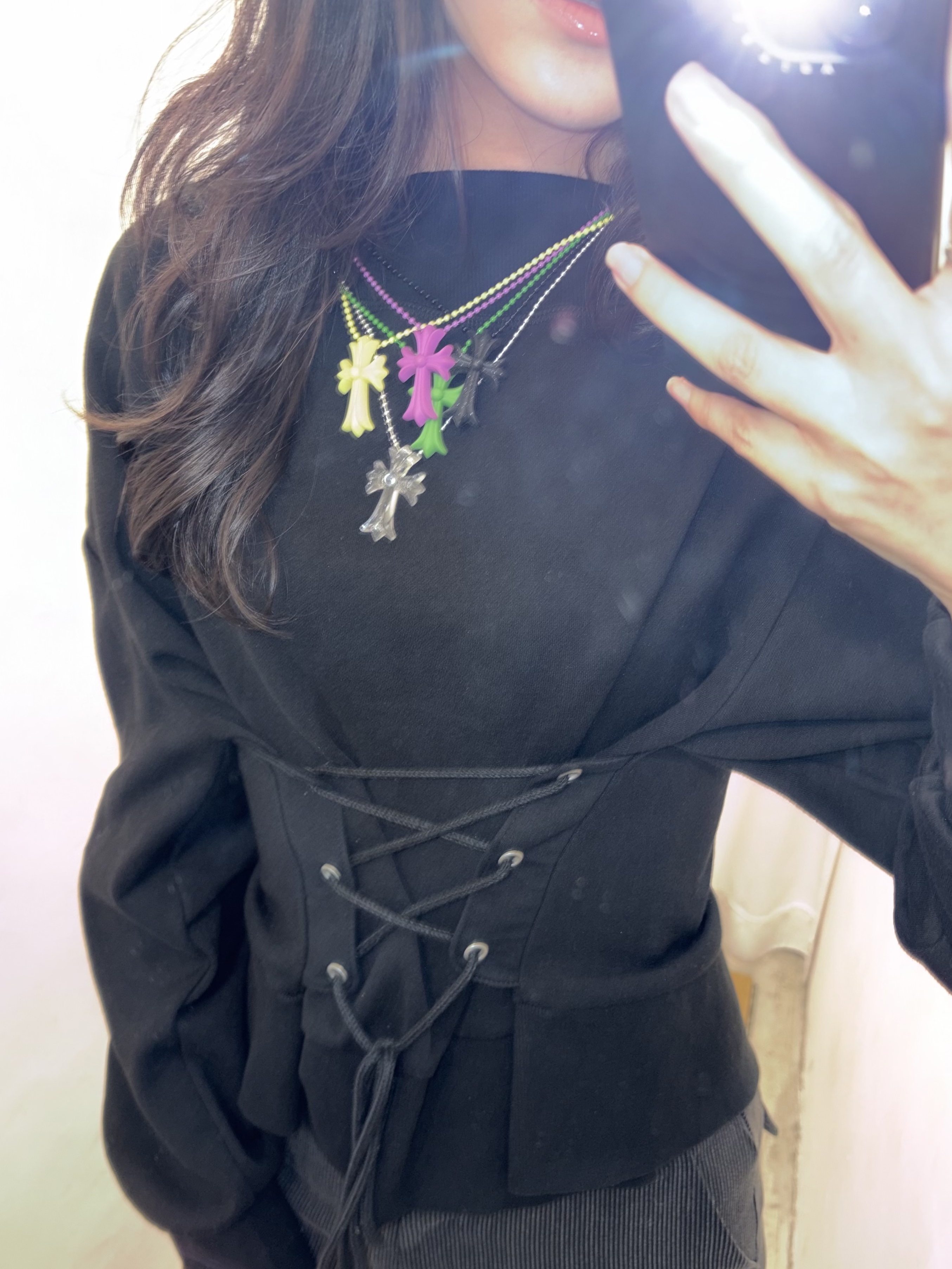 Chrome Hearts Silichrome CH Cross Pendant Clear 2025, Chrome Hearts Silichrome CH Cross Pendant Black Glitter 2025 착용 스타일 - 1