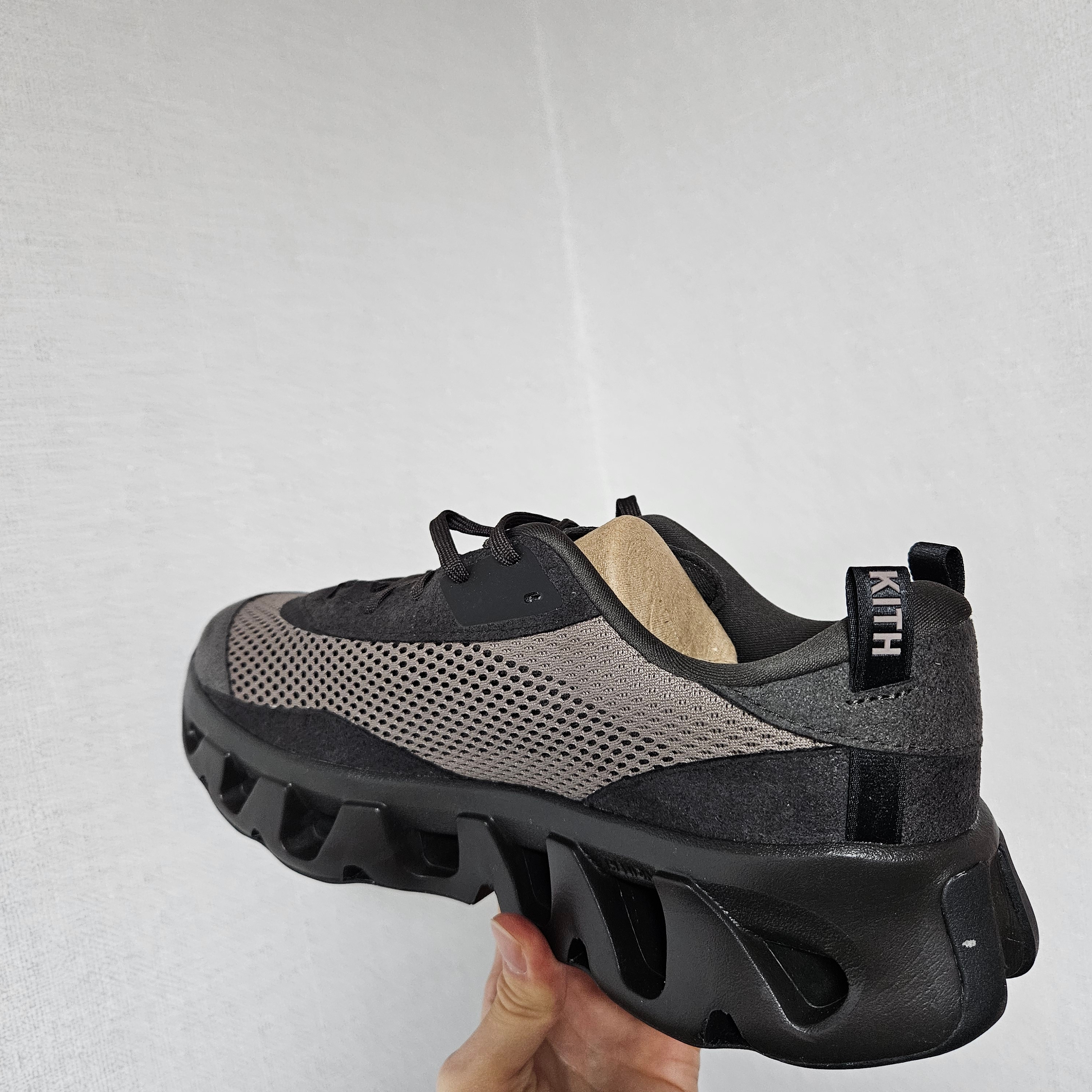 On Running x Kith K-Tech 2 Thorn Ganache 착용 스타일 - 6