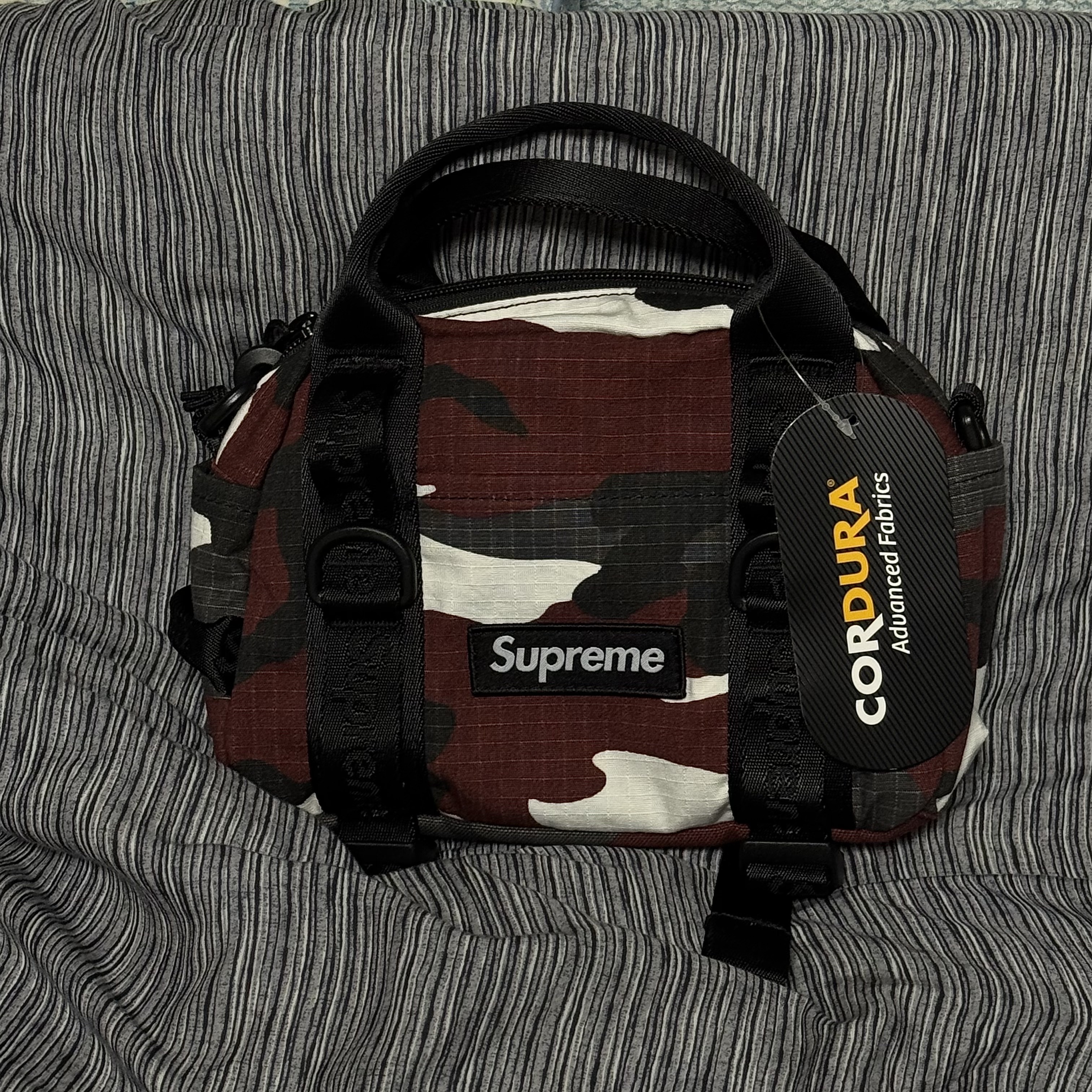 Supreme Mini Duffle Bag Red Camo - 26SS, Ray-Ban DADDY-O II Polished Black Frame Green Classic G-15 Lenses 착용 스타일 - 2