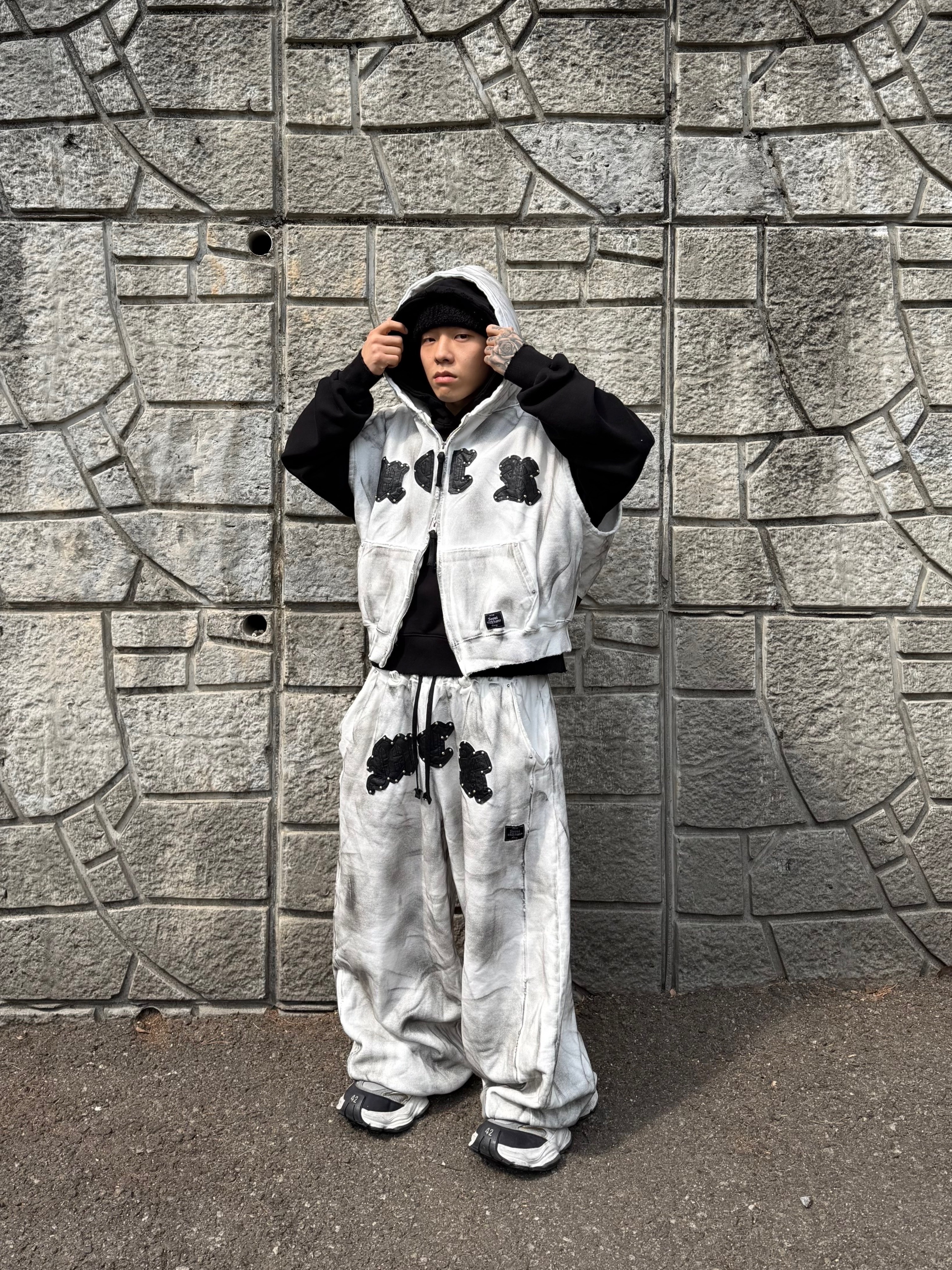 Balenciaga Cargo Sneakers White Grey 착용 스타일 - 2