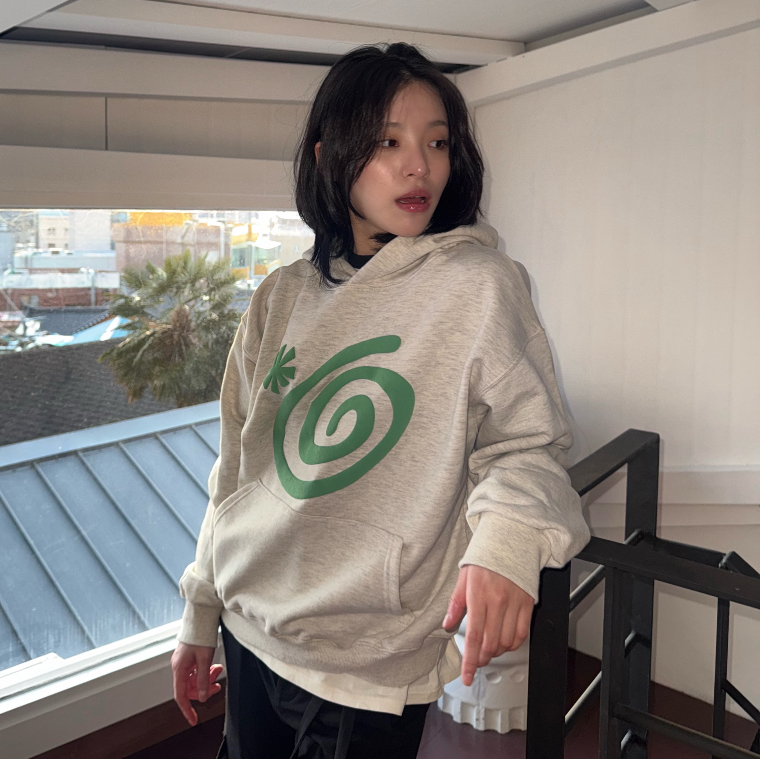 AMOU Molly Hoodie Cream Melange, AMOU Molly Hoodie Light Mint 착용 스타일 - 1