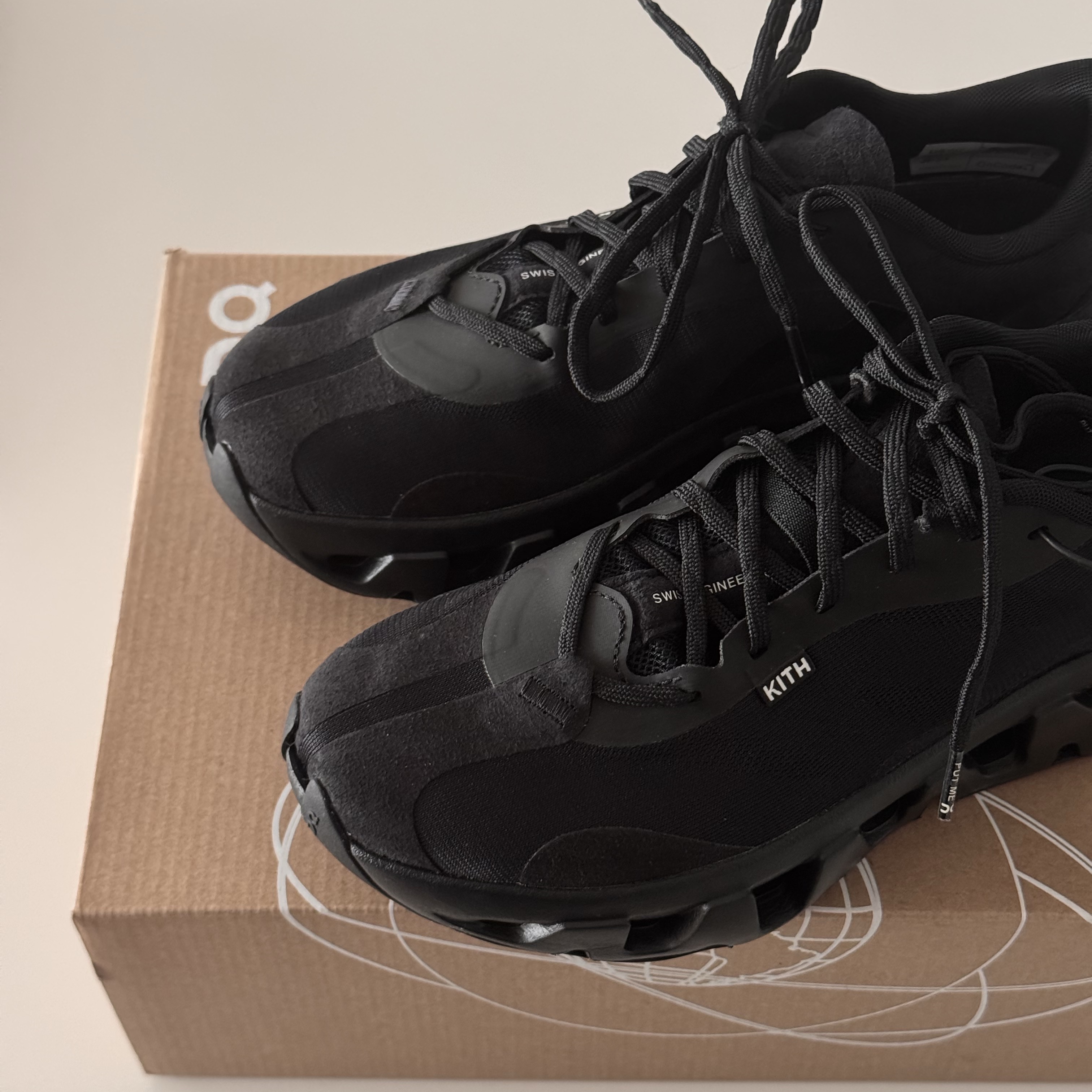 (W) On Running x Kith K-Tech 1 Black 착용 스타일