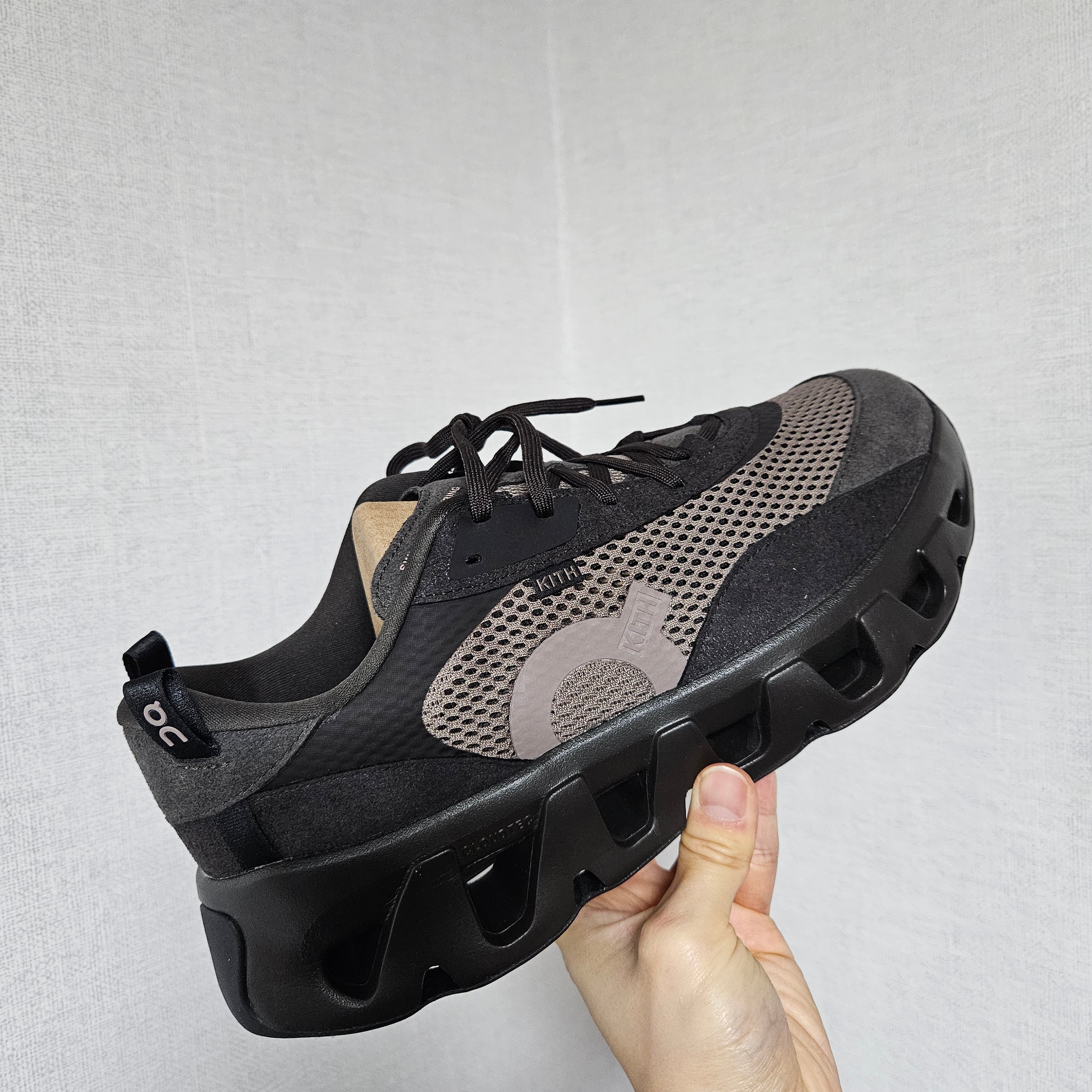 On Running x Kith K-Tech 2 Thorn Ganache 착용 스타일 - 1