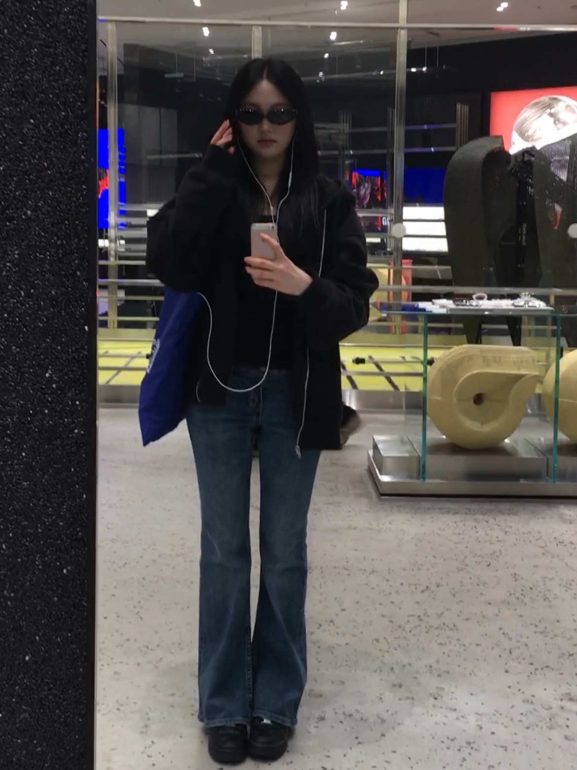 Berlin Photobook Distribution 002 Bag Blue, (W) Nike Air Force 1 '07 Low Triple Black 착용 스타일