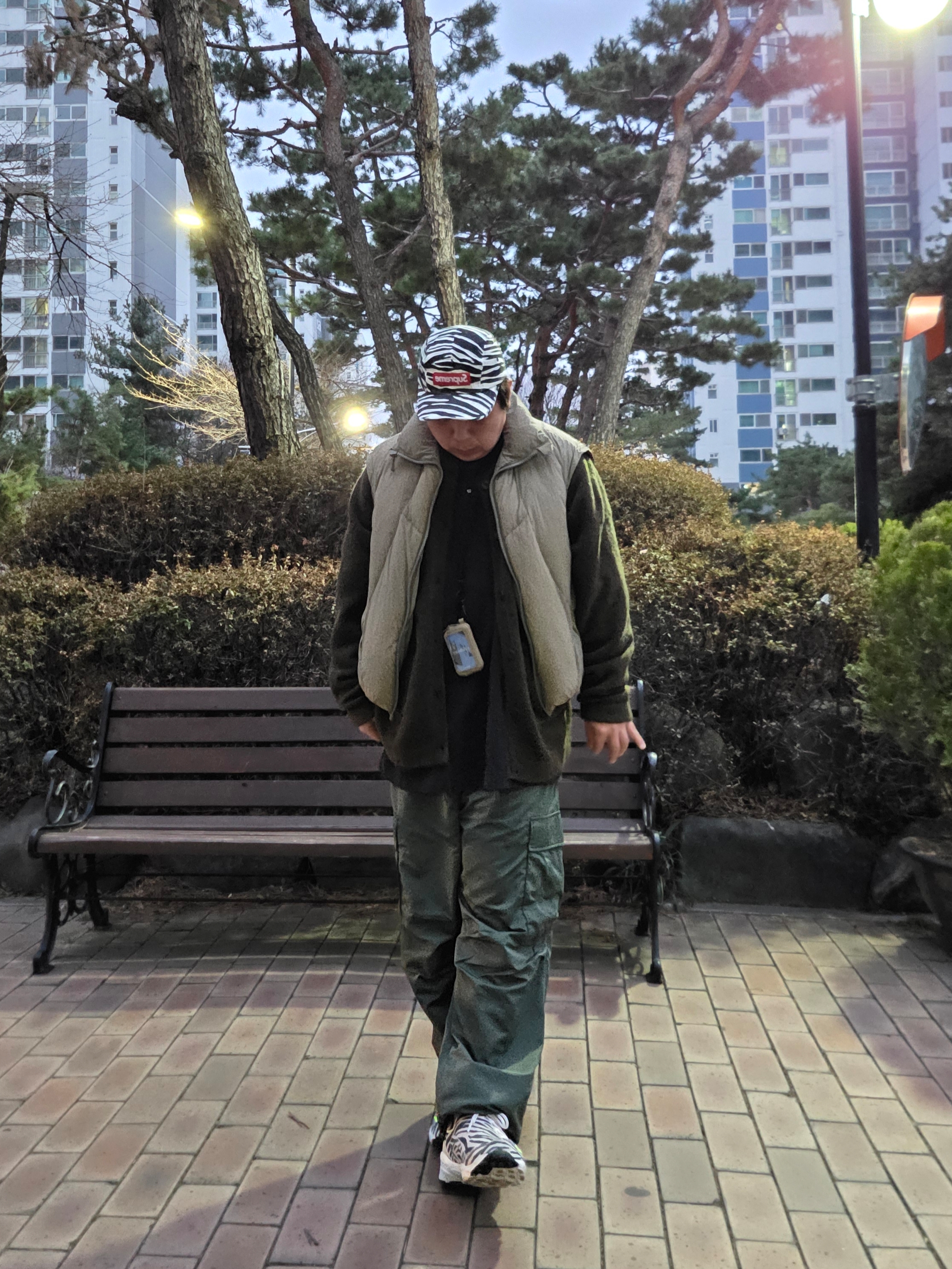 Supreme Washed Chino Twill Camp Cap Zebra - 22FW, Yeezy Gap Engineered By Balenciaga Logo Long Sleeve T-Shirt Black 착용 스타일 - 2