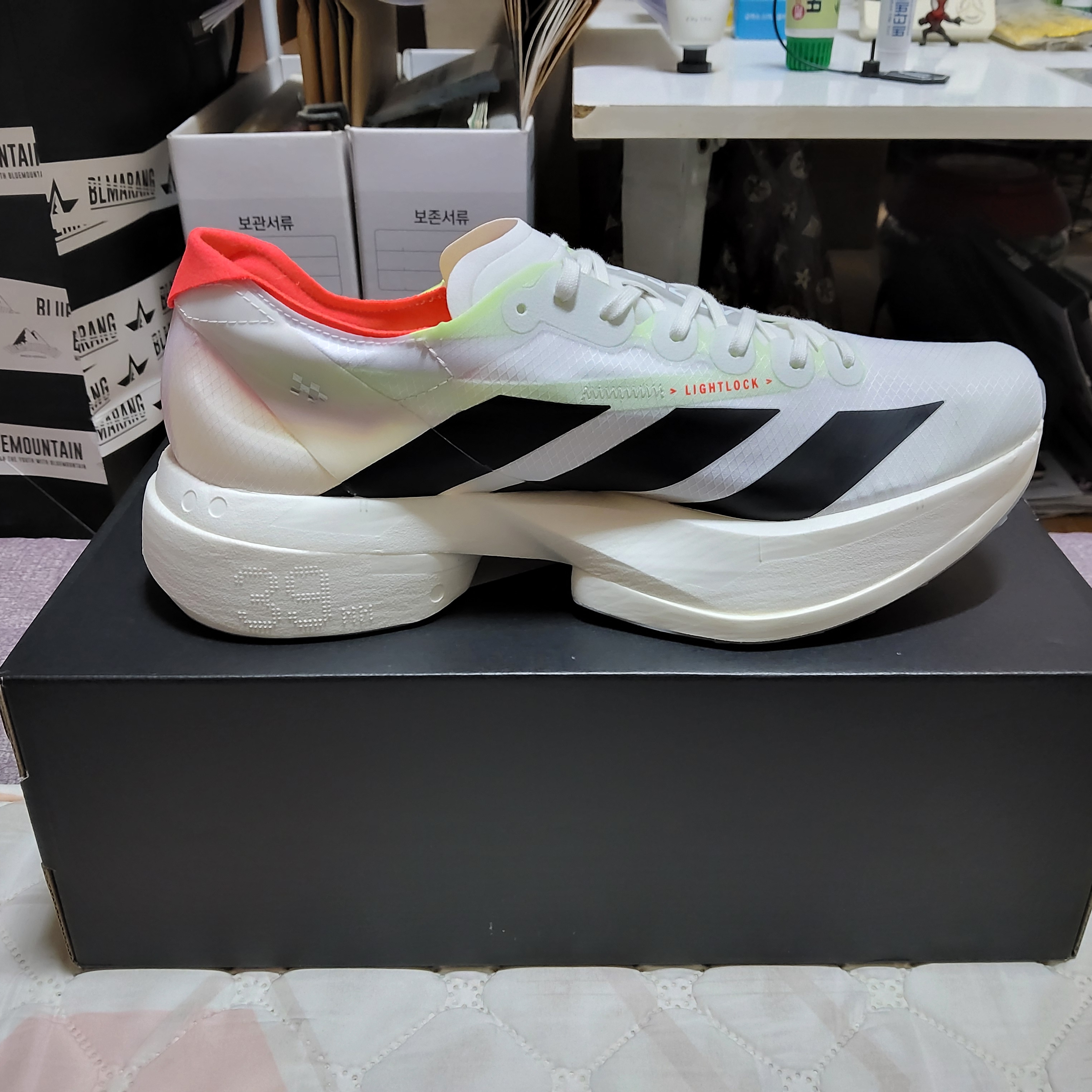 Adidas Adizero Adios Pro 4 Cloud White Core Black 착용 스타일 - 3