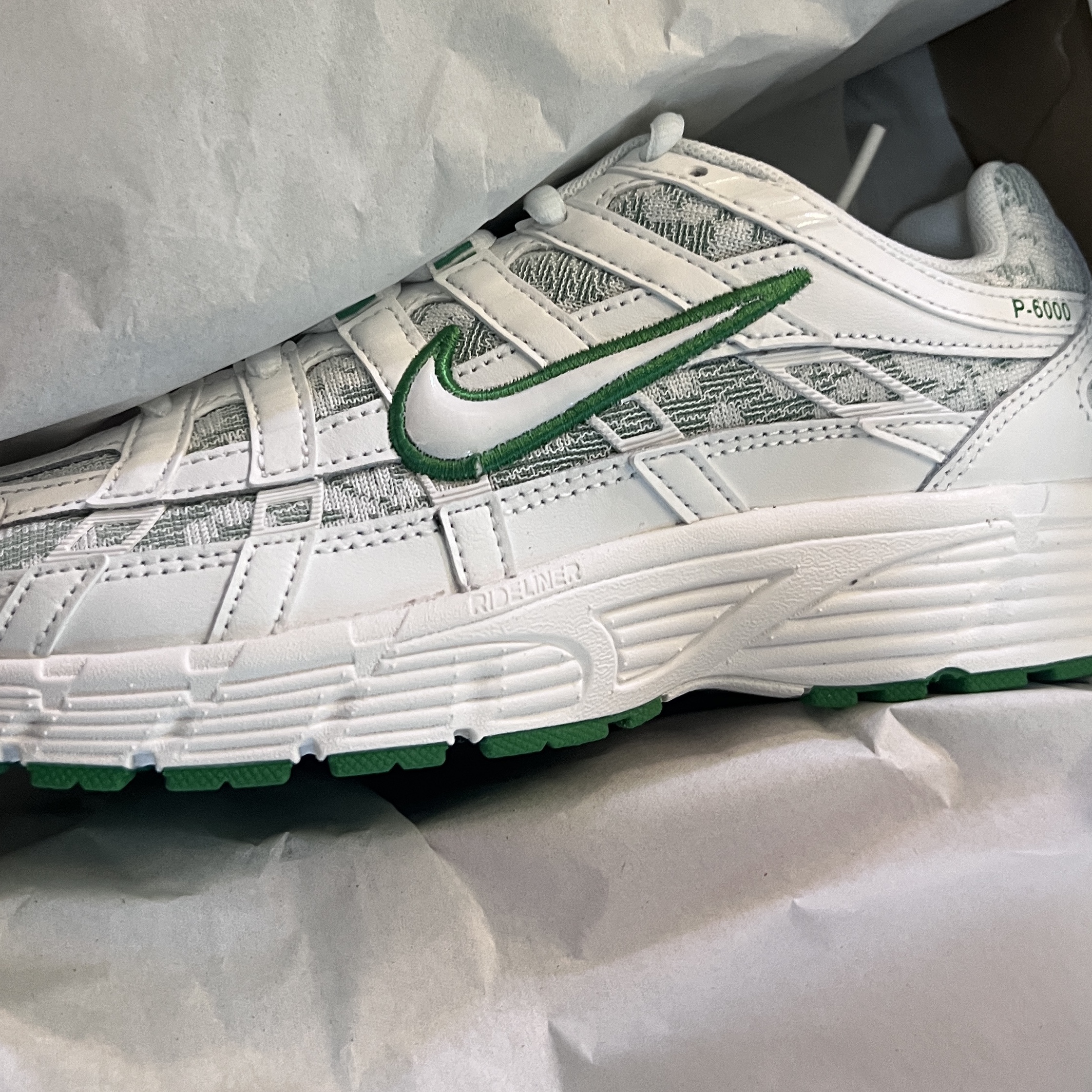 (W) Nike P-6000 Summit White Kelly Green 착용 스타일