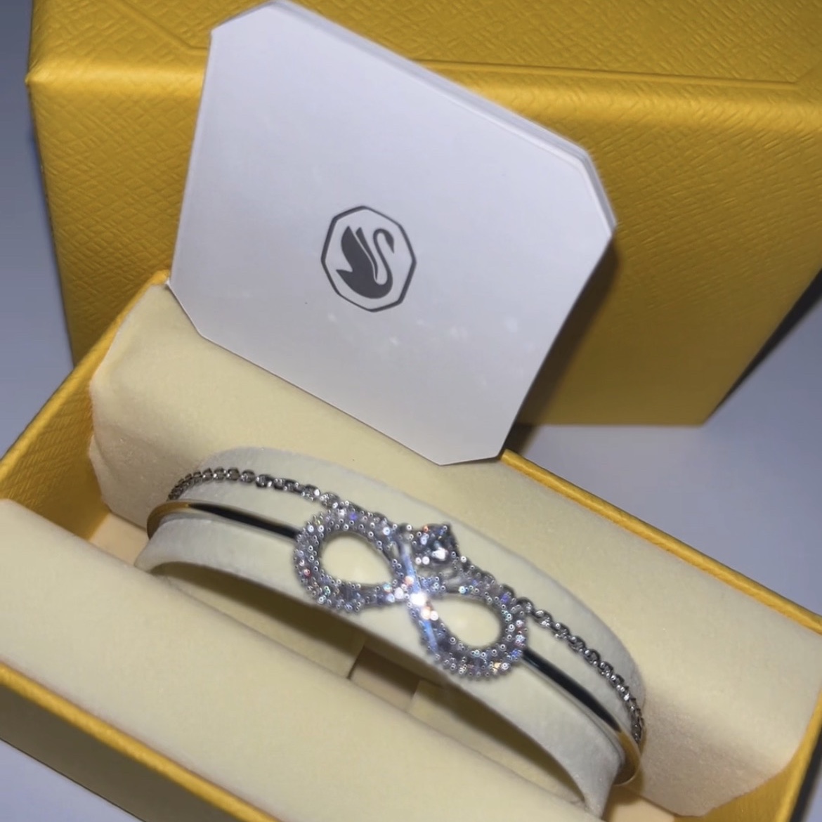 (W) Swarovski Hyperbola Bangle Infinity White Rhodium Plated 착용 스타일