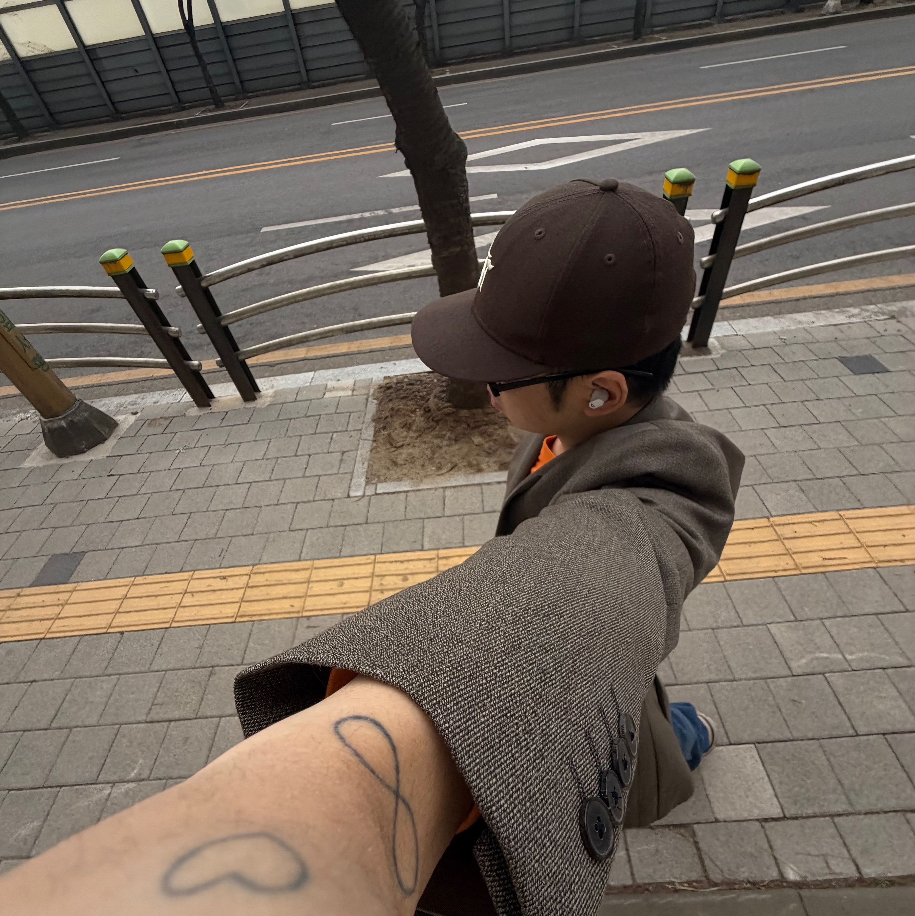 New Era x Fear of God Essentials 59FIFTY Fitted Hat Walnut, Millo Archive Lump Two Way Bag Black 착용 스타일 - 2