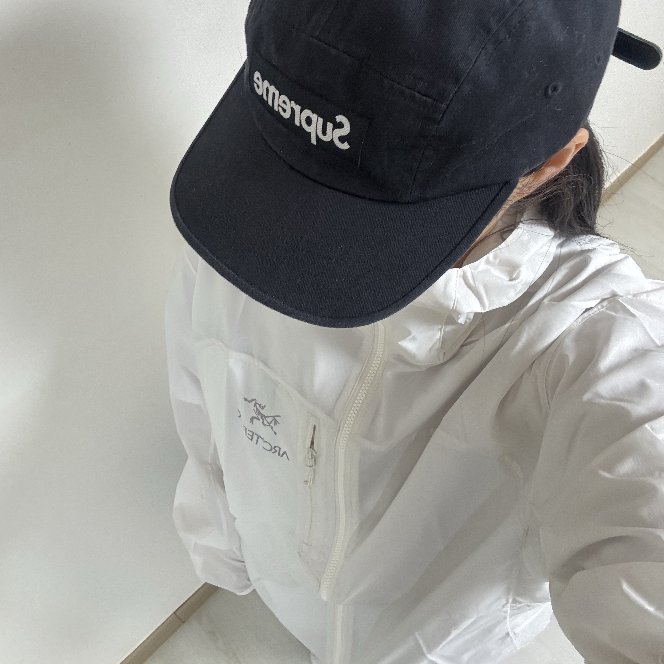 Arc'teryx Squamish Hoody Arctic Silk, Supreme Washed Chino Twill Camp Cap Black 착용 스타일