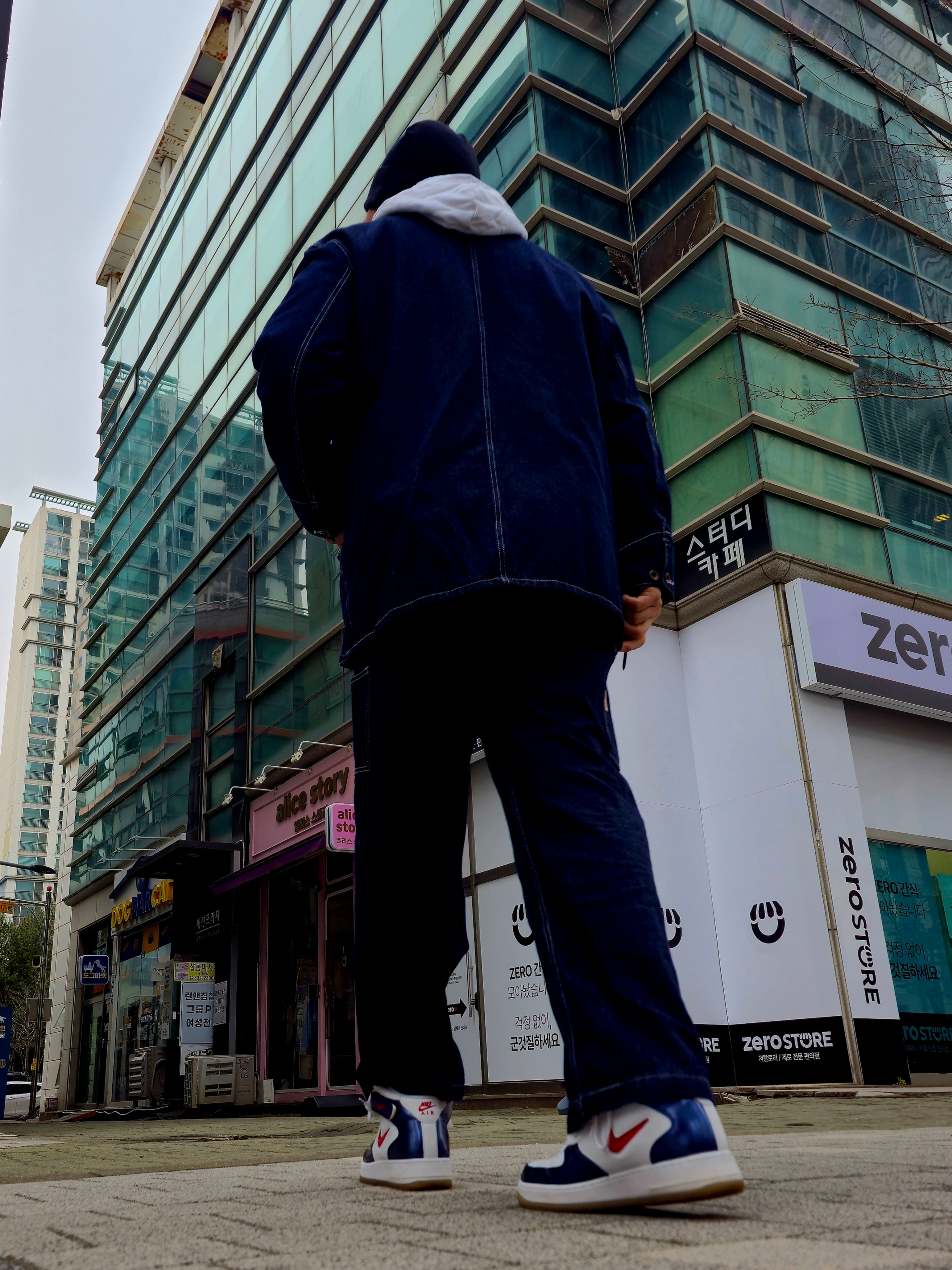 Levi's 568 Loose Straight Double Knee Dark Wash, Converse x Fragment Hoodie White 착용 스타일